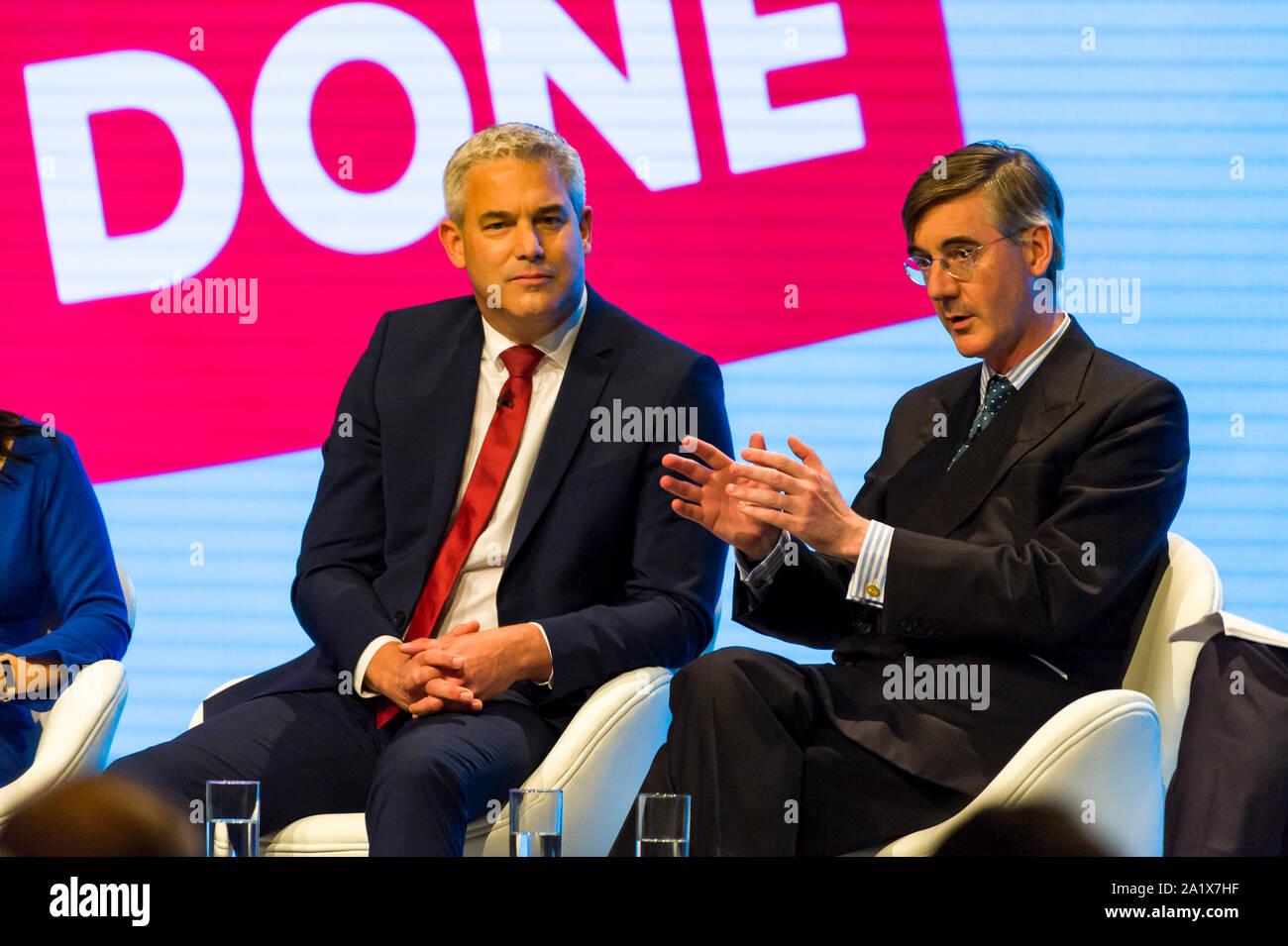 Manchester, Regno Unito. Il 29 settembre 2019. Il segretario di Stato per la chiusura dell'Unione europea, Rt Hon Steve Barclay MP e Leader della House of Commons, Rt Hon Giacobbe Rees-Mogg MP prendere parte in un pannello di discussione il giorno 1 del 2019 congresso del partito conservatore al Manchester Central. Credito: Paolo Warburton/Alamy Live News Foto Stock