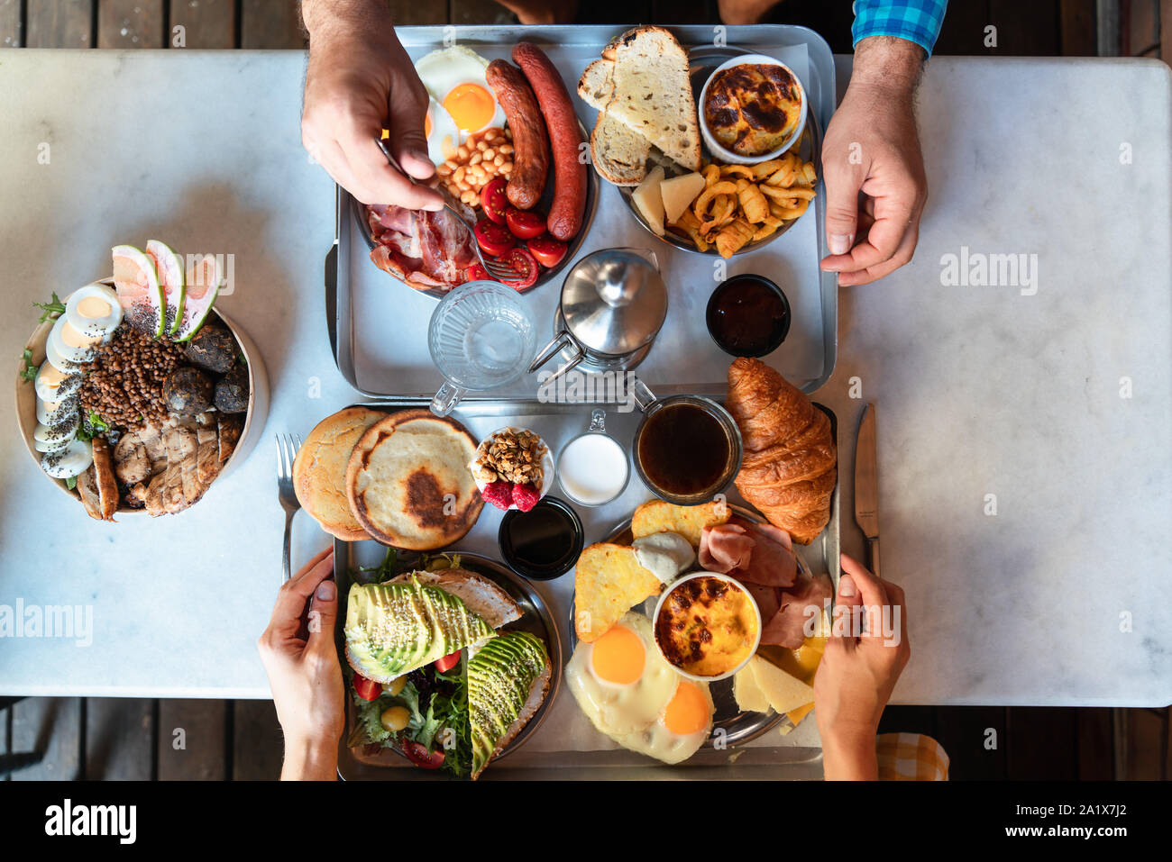 Coppia romantica mangiare deliziosa prima colazione sul tavolo bianco Foto Stock