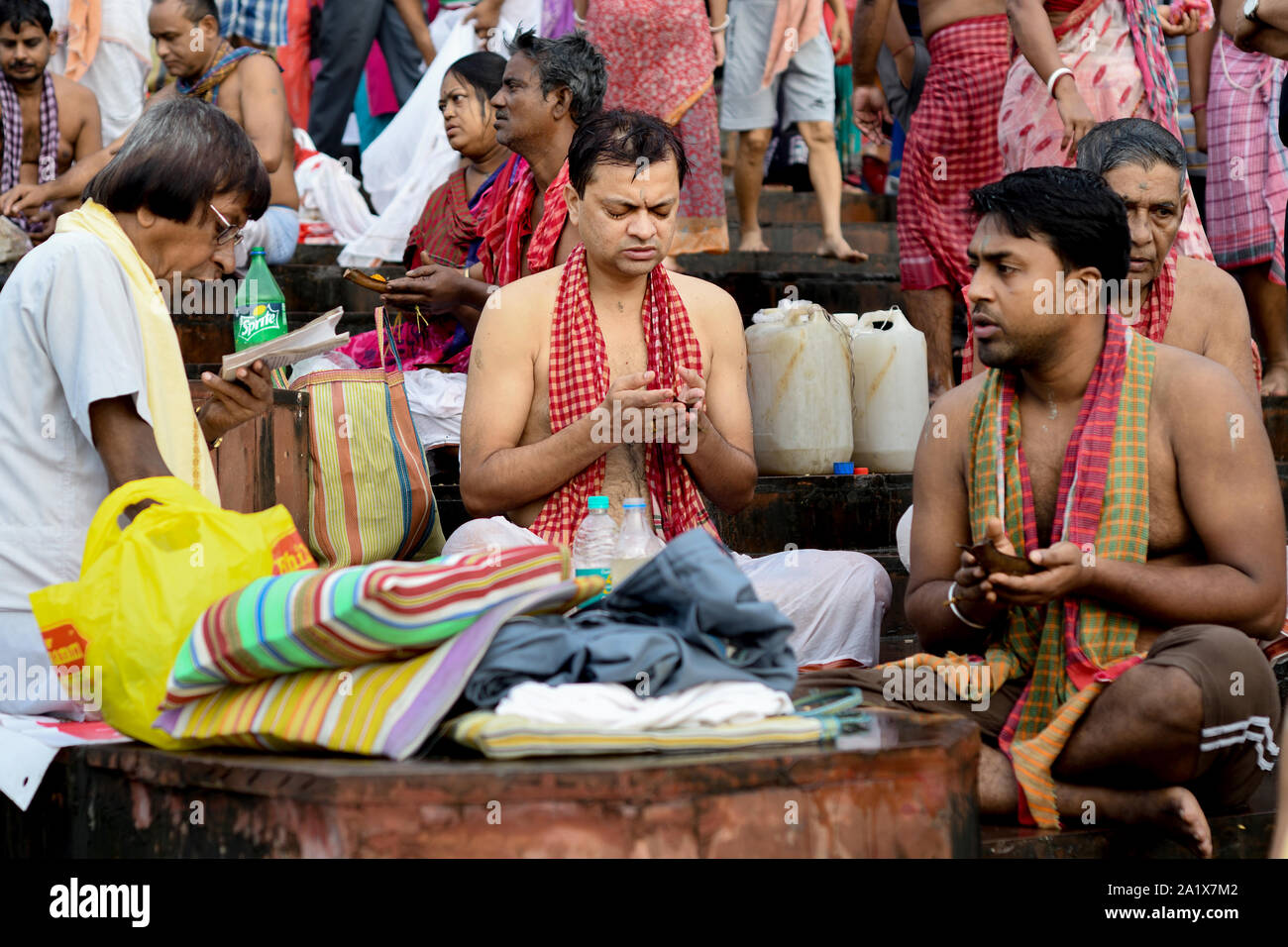 In pre-alba ore di persone che pregano per i loro parenti demised, prendere santo cali di Gange alla fine di Pitri Poksha. Questo rituale è conosciuto come 'Tarpan'. Foto Stock