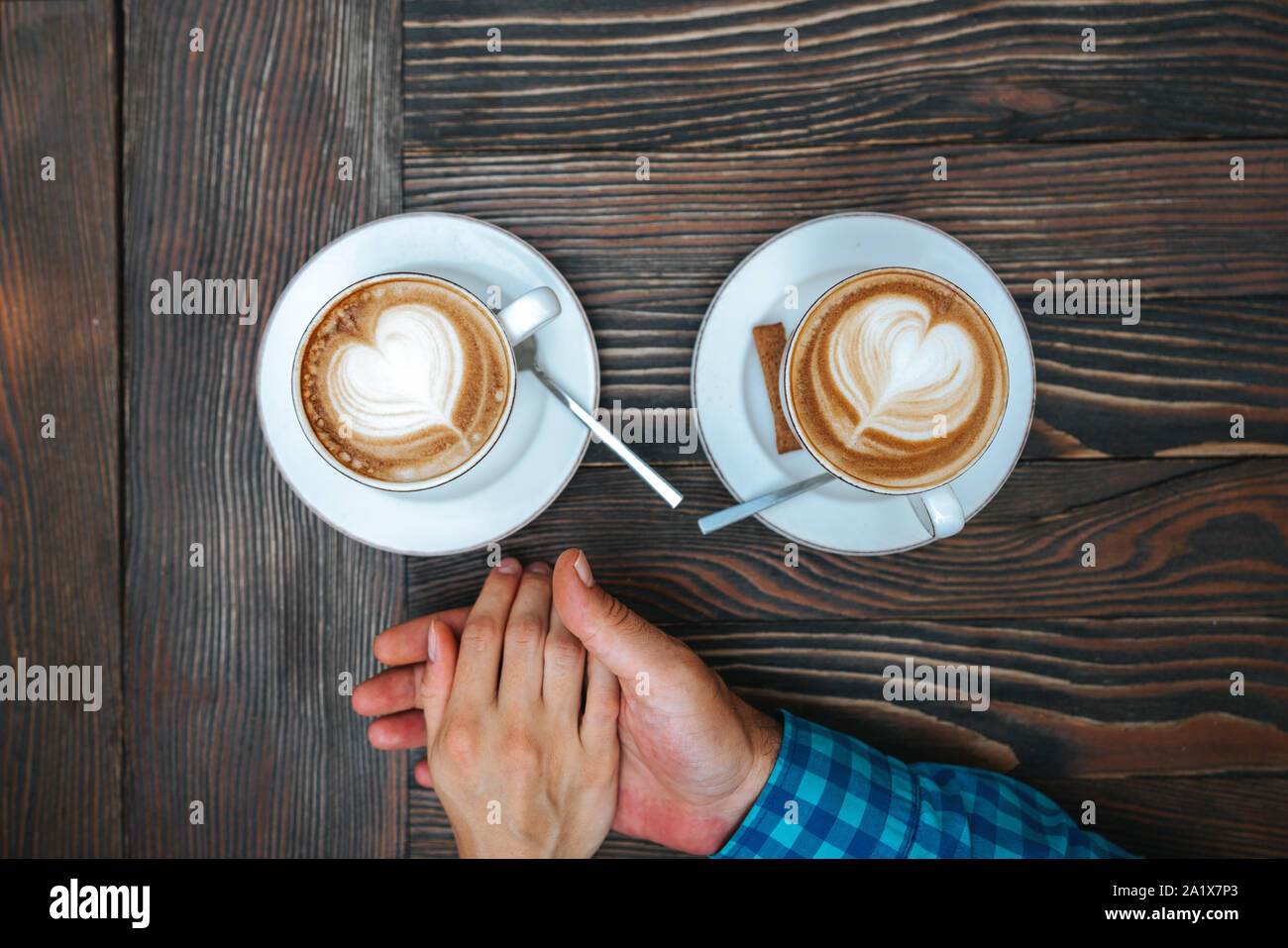 Coppia giovane in amore di bere il caffè sulla datazione Foto Stock