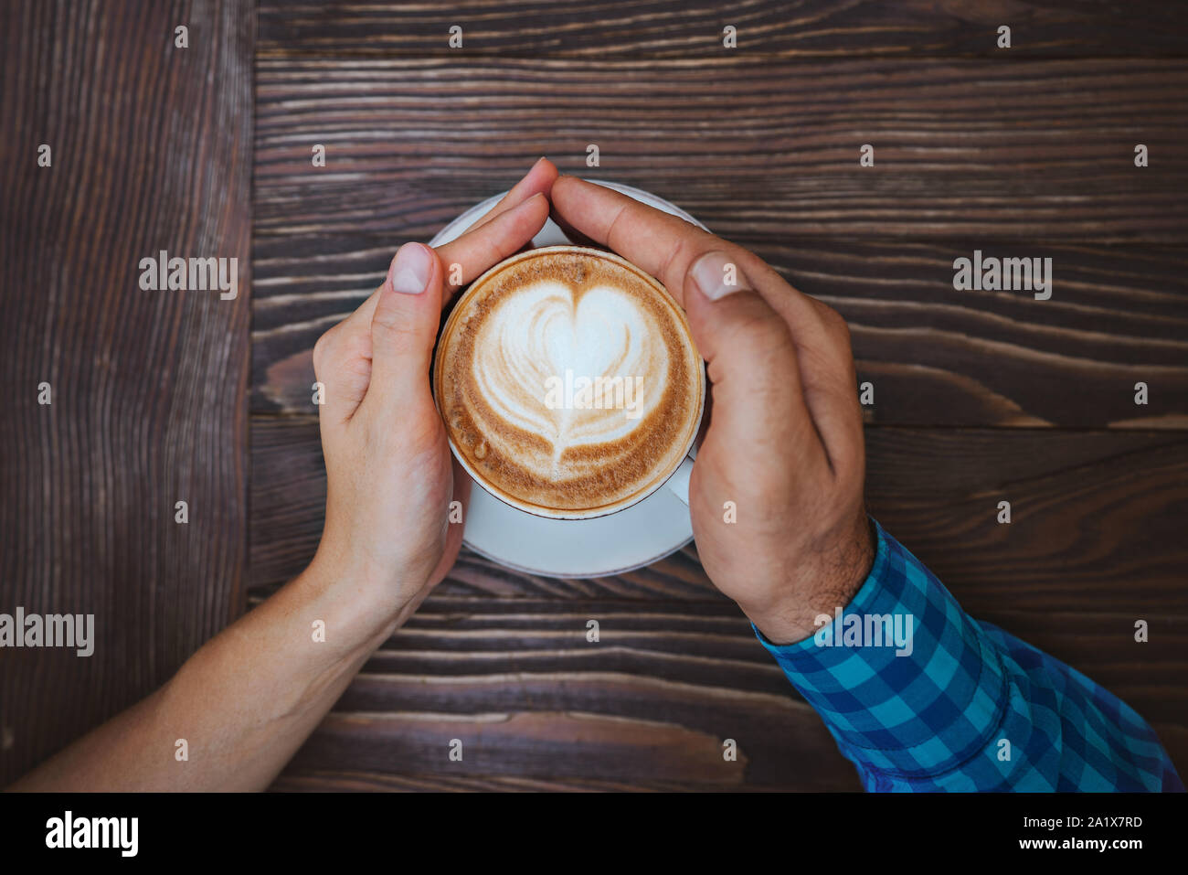 Coppia giovane la condivisione di un caffè con amore e cuore. Foto Stock