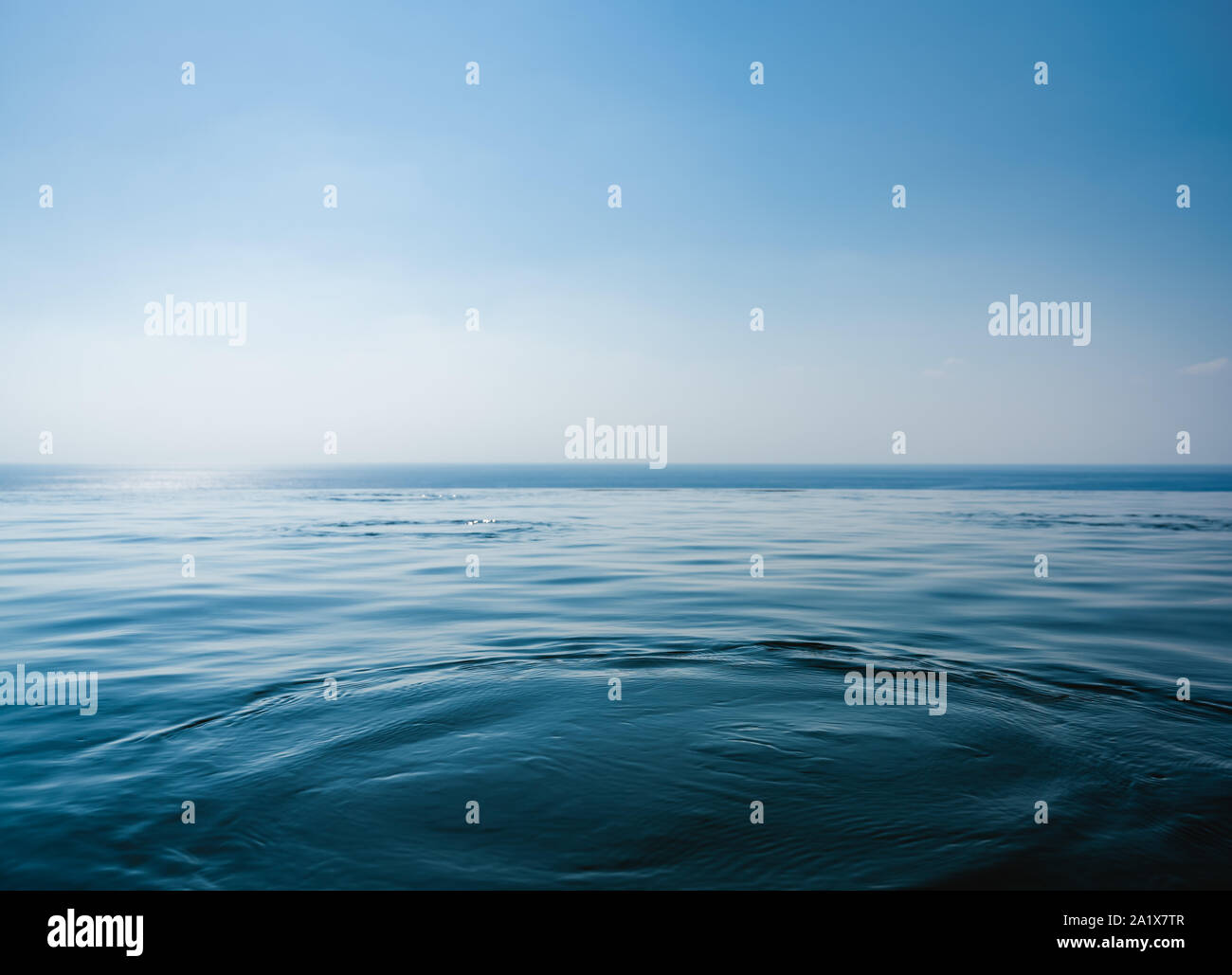 La piscina e il mare sono intersecati all'orizzonte. Foto Stock