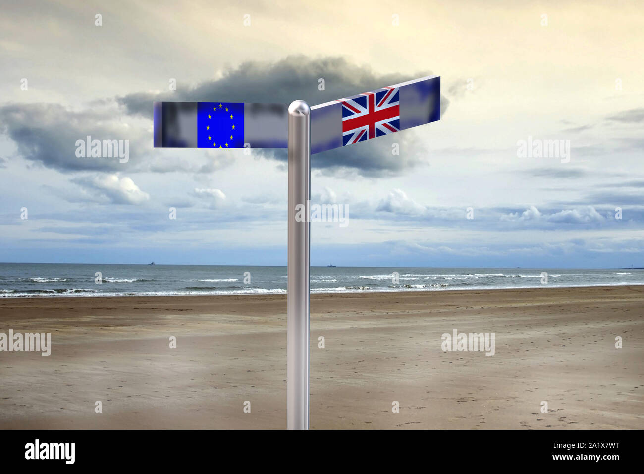 Segno direzionale con l Unione europea e la bandiera britannica sulla spiaggia. Brexit concetto e idea. Foto Stock