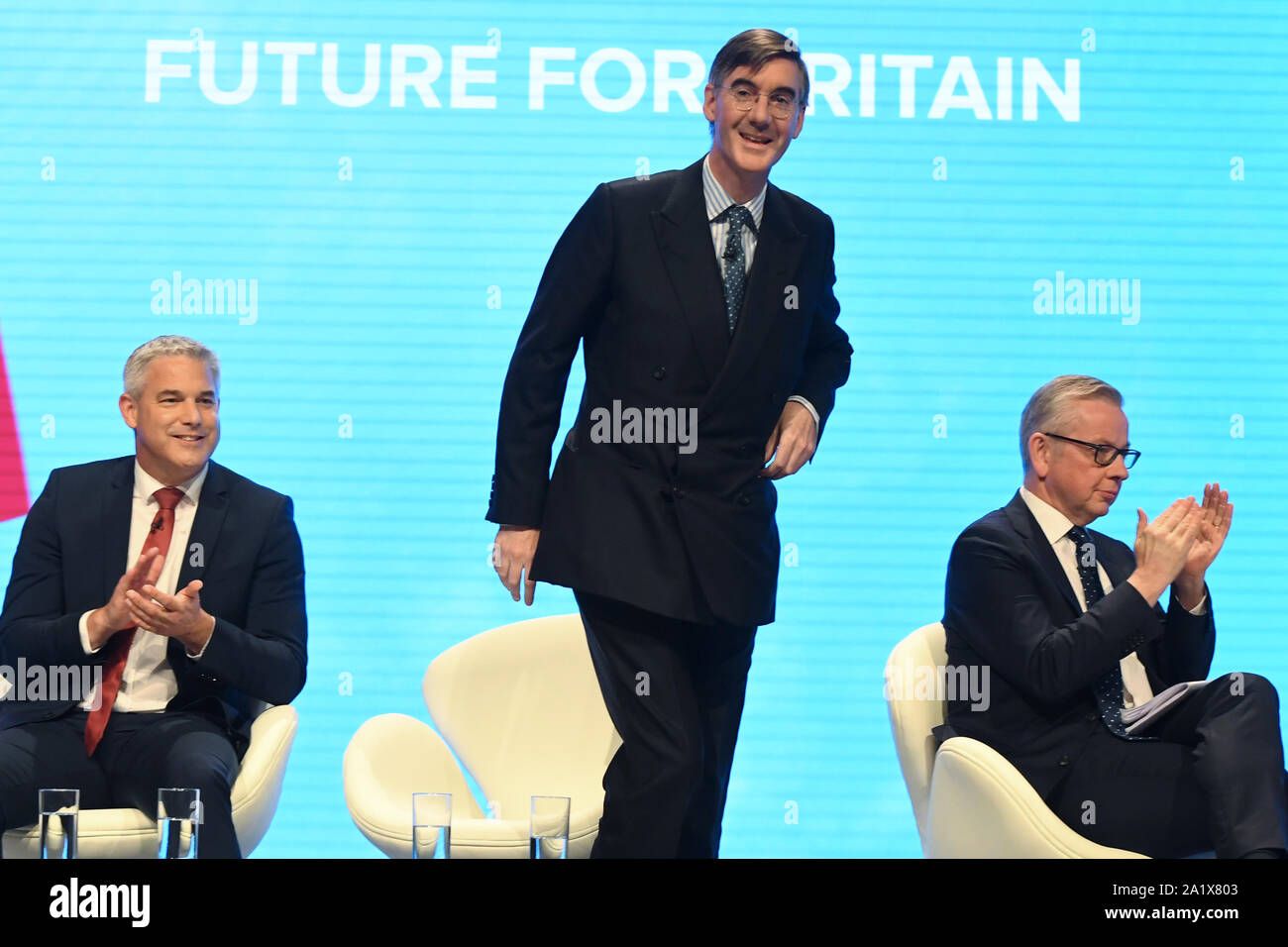(Da sinistra a destra) Segretario Brexit Stephen Barclay, leader della House of Commons Giacobbe Rees-Mogg e Cancelliere del Ducato di Lancaster Michael Gove sul palco del congresso del Partito conservatore che si terrà presso la Manchester Convention Center. Foto Stock