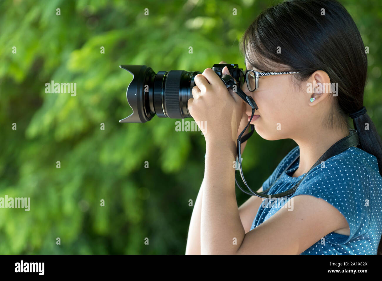 Fotografo ragazza con fotocamera digitale Foto Stock