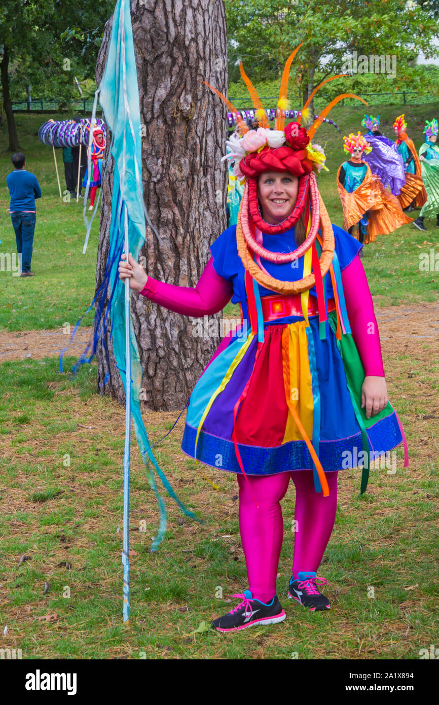 Bournemouth Dorset UK. Il 29 settembre 2019. Bournemouth Arts da mare Festival con il tema di questo anno di mente materia. La folla a sua volta guarda la sommerge: Carnevale SOS, salvare i nostri mari, una sfilata attraverso la città con personalizzata in acqua creature e deep-sea caratteri, tra cui un enorme di 8 metro di lunghezza di squalo balena. Credito: Carolyn Jenkins/Alamy Live News Foto Stock