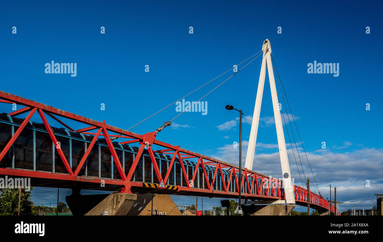 Ponte del ciclo di Cambridge - Tony Carter ponte - una bici e passerella inaugurato nel 1989, attraversando le principali linee ferroviarie nei pressi della stazione di Cambridge Foto Stock