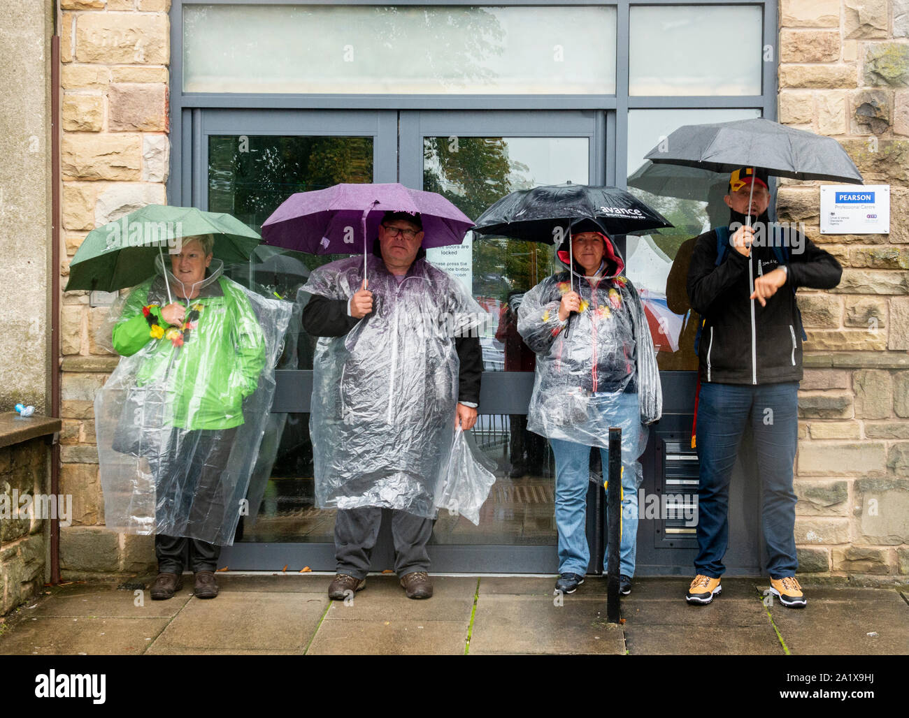 Ventole tenendo il coperchio dalla pioggia pesante nella giornata finale di UCI mondiali di ciclismo, Harrogate, Regno Unito, 29 Settembre 2019 Foto Stock