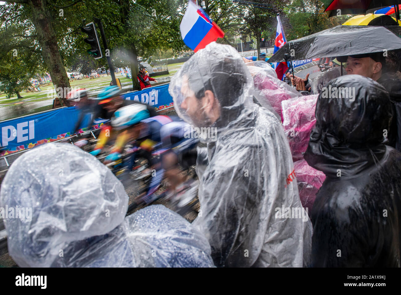 Ventilatori a guardare i ciclisti passano in heavy rain per ultimo giorno di UCI mondiali di ciclismo, Harrogate, Regno Unito, 29 Settembre 2019 Foto Stock