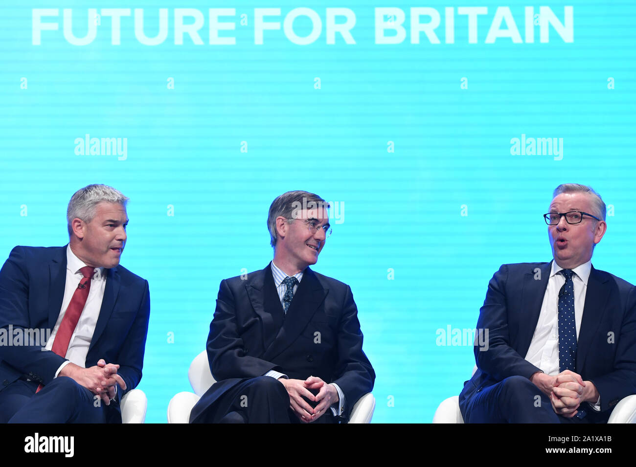 (Da sinistra a destra) Segretario Brexit Stephen Barclay, leader della House of Commons Giacobbe Rees-Mogg e Cancelliere del Ducato di Lancaster Michael Gove sul palco del congresso del Partito conservatore che si terrà presso la Manchester Convention Center. Foto Stock