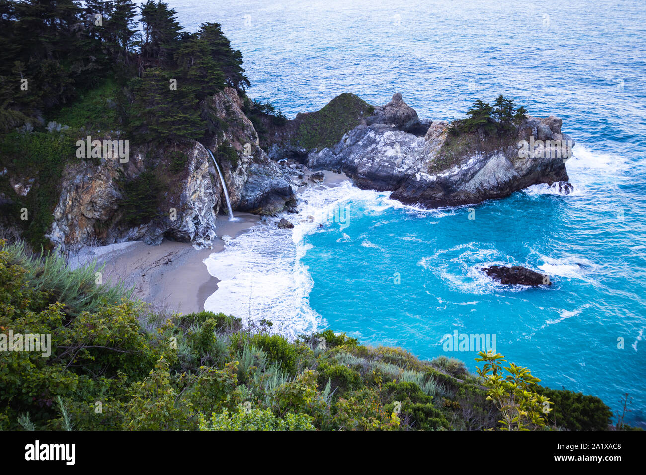 McWay Falls è una cascata sulla costa del Big Sur in California centrale che scorre per tutto l'anno da McWay Creek in Julia Pfeiffer Burns State Park. Tr Foto Stock