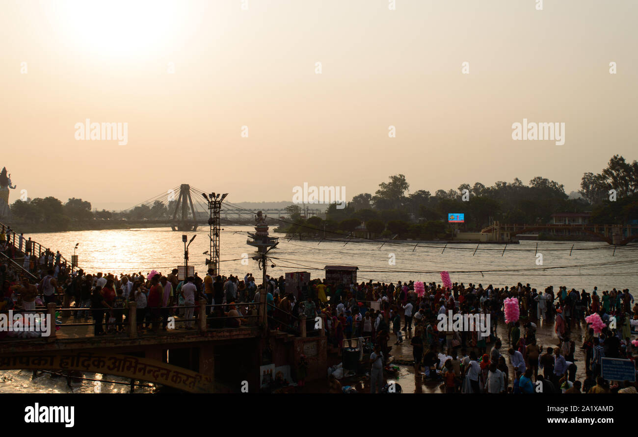 Folla pesanti andando a prendere il bagno nel fiume Gange a causa saavan festival a haridwar bridge tempio del cielo. Foto Stock