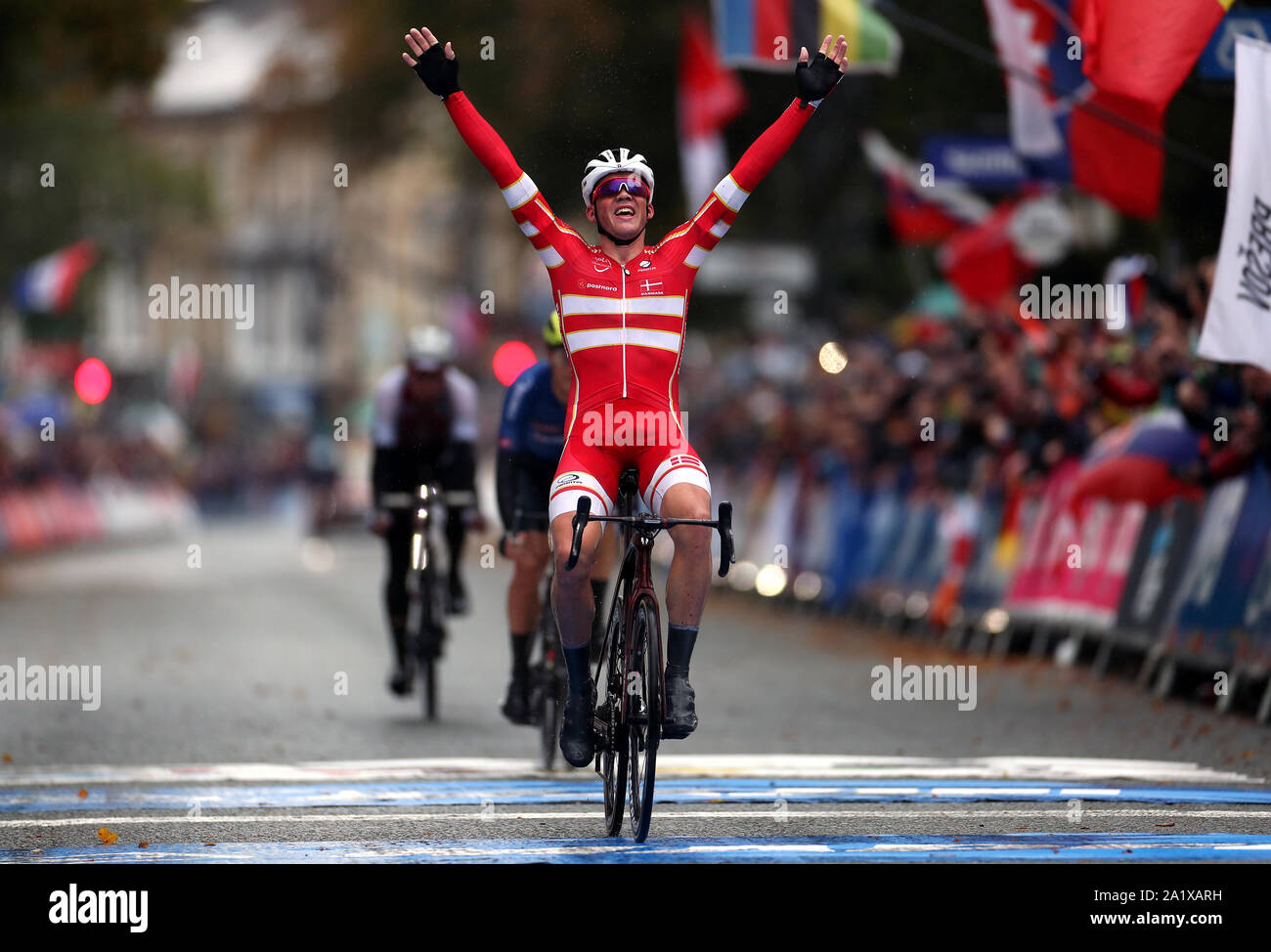 La Danimarca Mads Pedersen celebra il vincitore Uomini Elite la gara su strada da Leeds a Harrogate. Foto Stock
