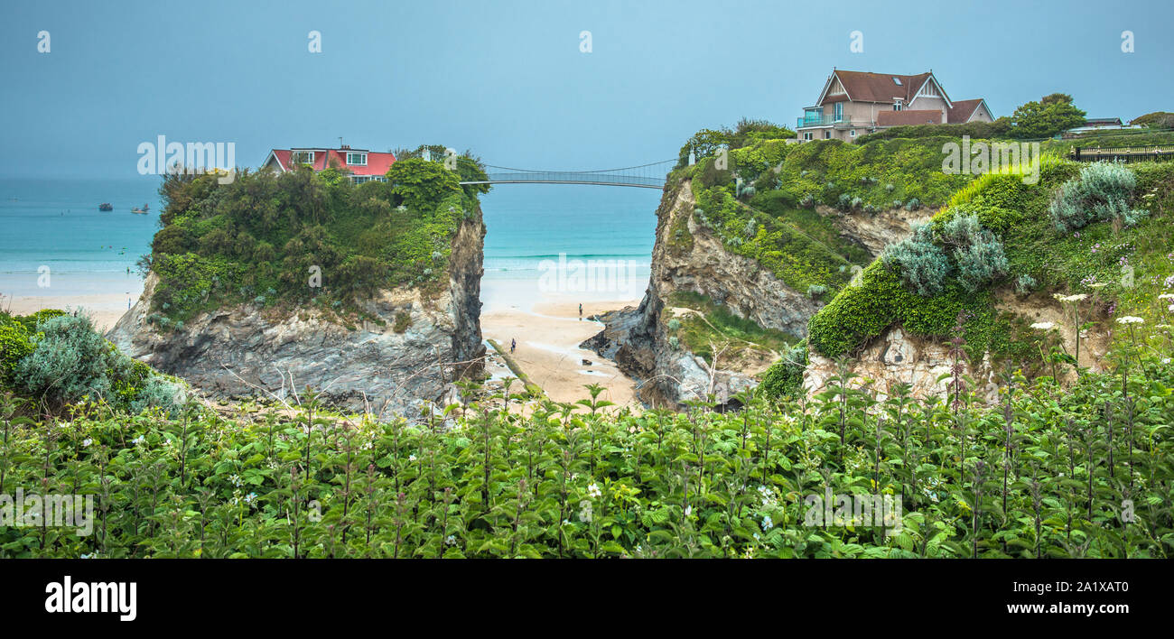 La Casa del mare è una proprietà a cui si accede attraverso un ponte di sospensione su Towan Beach a Newquay in Cornovaglia, Inghilterra, Regno Unito. Foto Stock