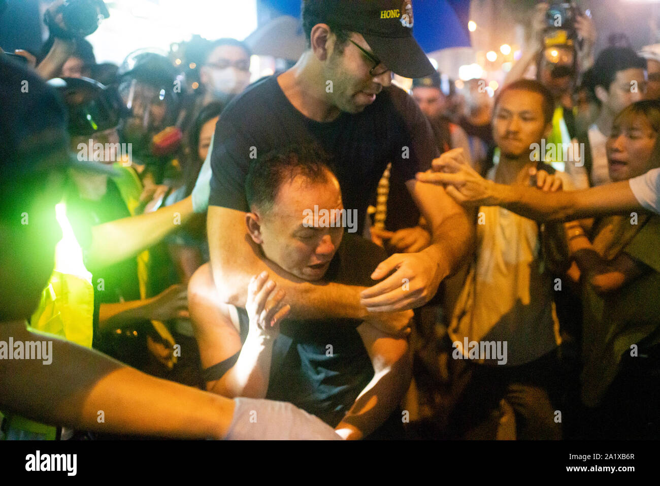 Hong Kong, Cina. 29 Settembre, 2019. Marzo illegali da parte di migliaia di pro-democrazia sostenitori da Causeway Bay a uffici governativi all'Admiralty. La polizia ha cercato invano di fermare marzo all'inizio con gas lacrimogeni e sparato tafferugli. Marzo segna il quinto anniversario dell'inizio dell'Ombrello di movimento. Oic. Uomo pensato per essere pro Pechino assalito dalla folla . Iain Masterton/Alamy Live News. Foto Stock