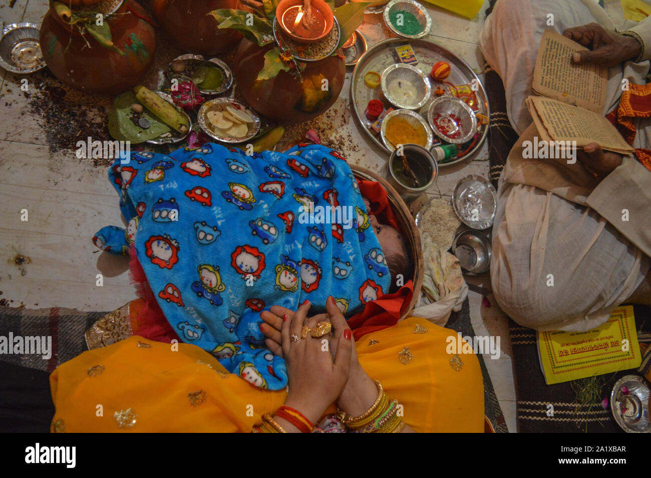 Rituale indiano bambino giacente sulla coppa di legno sul rituale di namkaran Foto Stock