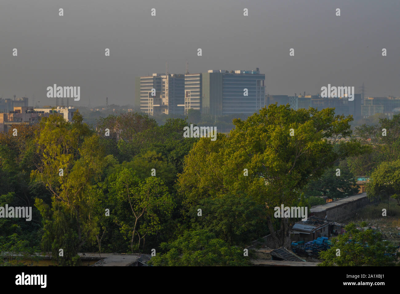 Una mattinata nebbiosa vista panoramica della città di immergere la città inquinate e incontaminato borgo. Foto Stock