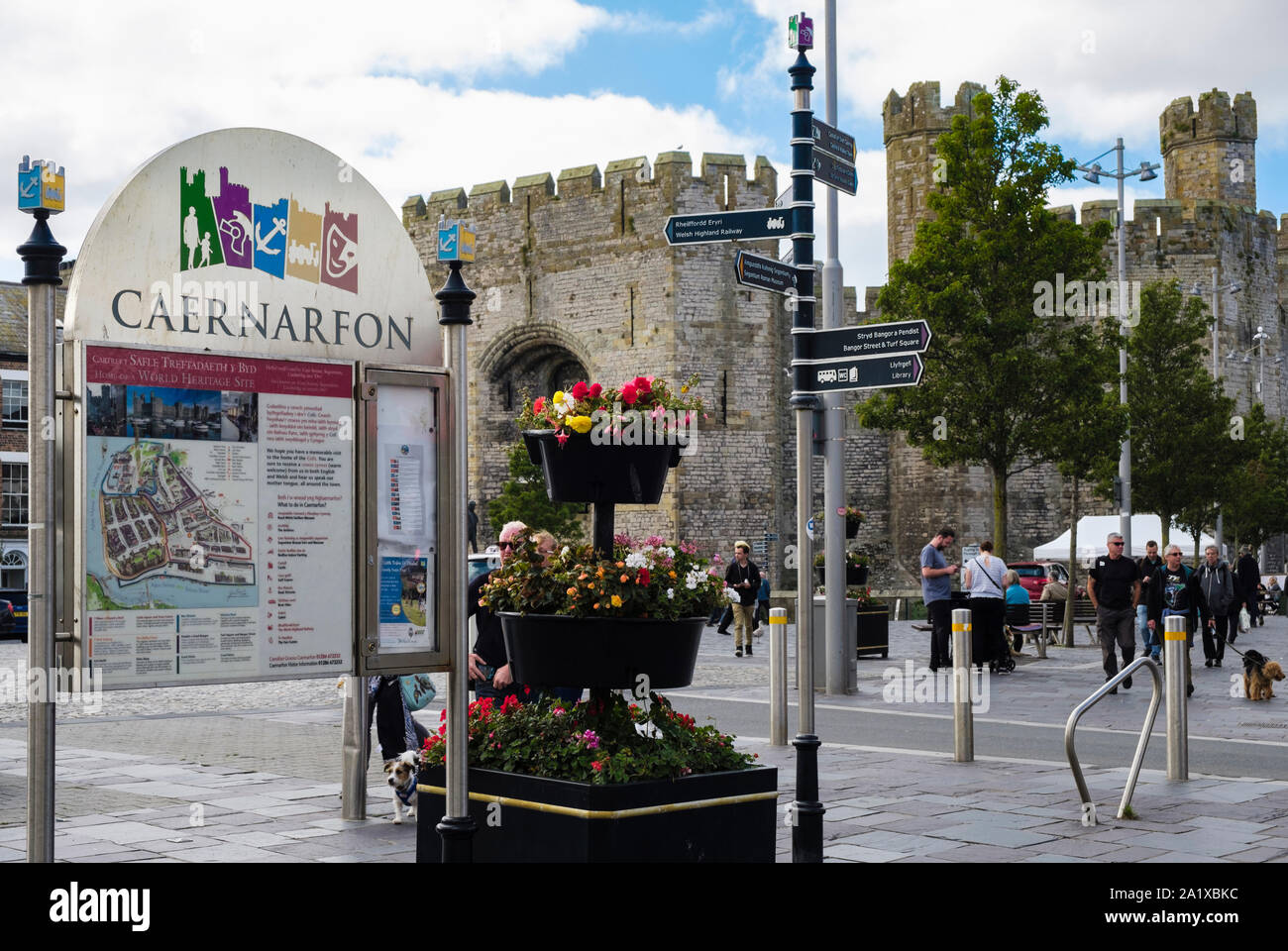 Scheda Informazioni e mappa della città storica in Piazza Castello, Caernarfon, Gwynedd, Wales, Regno Unito, Gran Bretagna Foto Stock