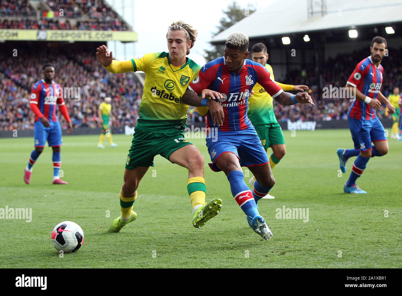 Londra, Regno Unito. 28 Sep, 2019. Todd Cantwell di Norwich City prende su Patrick van Aanholt di Crystal Palace durante il match di Premier League tra Crystal Palace e Norwich City a Selhurst Park il 28 settembre 2019 a Londra, Inghilterra. (Foto di Mick Kearns/phcimages.com) Credit: Immagini di PHC/Alamy Live News Foto Stock