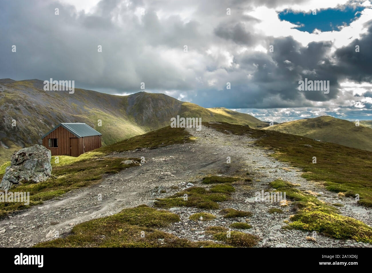 Capanna in legno nelle Highlands Scozzesi. Braemar, Aberdeenshire, Scotland, Regno Unito. Cairngorms National Park Foto Stock