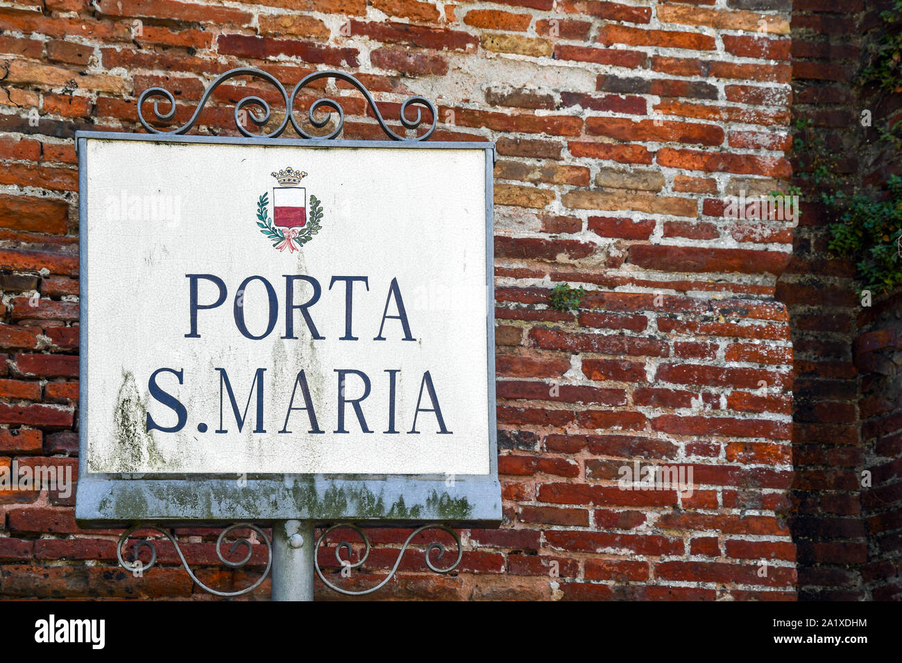 Close-up di nome segno della Porta Santa Maria (St Mary Gate), una delle sei porte antiche della città, costruita tra il 1592 e il 1594, Toscana, Italia Foto Stock