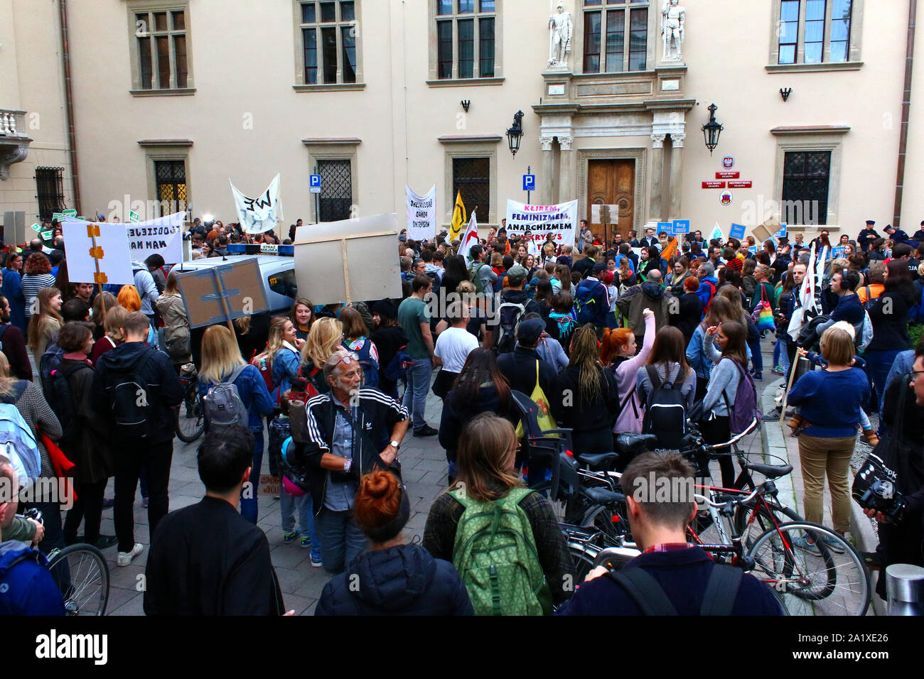 La Folla di poli marciò attraverso strade di Cracovia la città vecchia in una protesta organizzata come parte del clima globale sciopero, Cracovia il settembre 27th, 2019 in Foto Stock