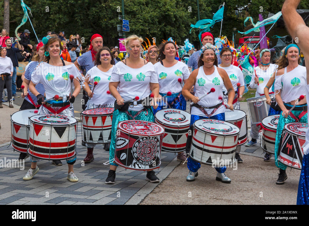 Bournemouth Dorset UK. Il 29 settembre 2019. Bournemouth Arts da mare Festival con il tema di questo anno di mente materia. La folla a sua volta guarda la sommerge: Carnevale SOS, salvare i nostri mari, una sfilata attraverso la città con personalizzata in acqua creature e deep-sea caratteri, tra cui un enorme di 8 metro di lunghezza di squalo balena. Credito: Carolyn Jenkins/Alamy Live News Foto Stock