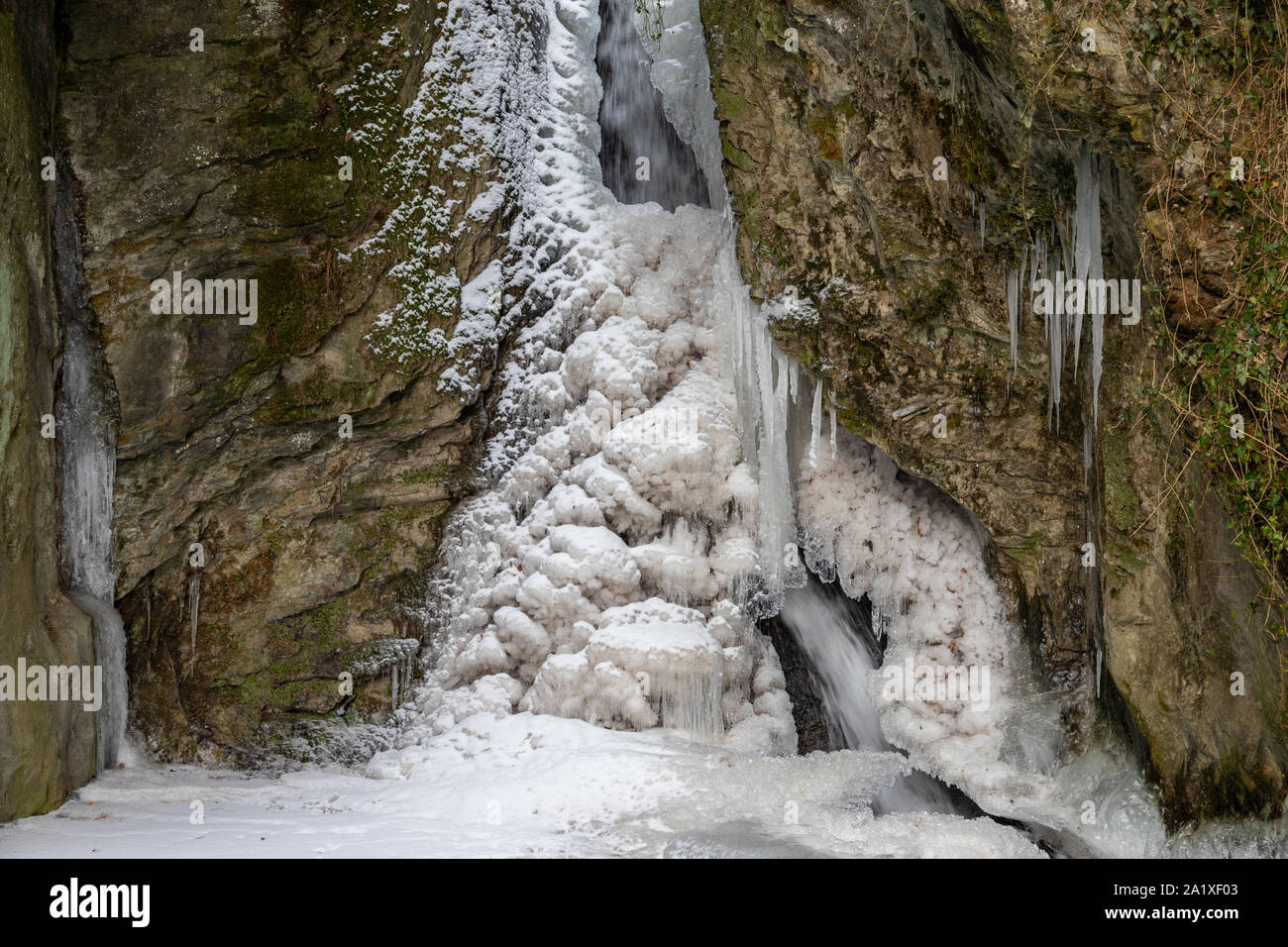 Strutture di ghiaccio, ghiaccioli al Tiefenbach cascata a Bernkastel-Kues sulla Mosella Foto Stock