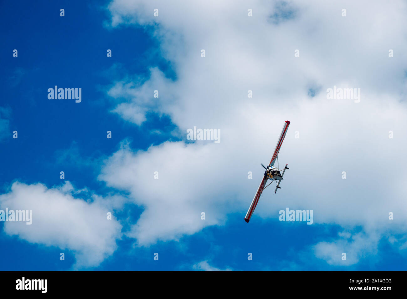 Il piano fa una manovra. In aereo nel cielo - aereo di linea di passeggeri aerei / Foto Stock