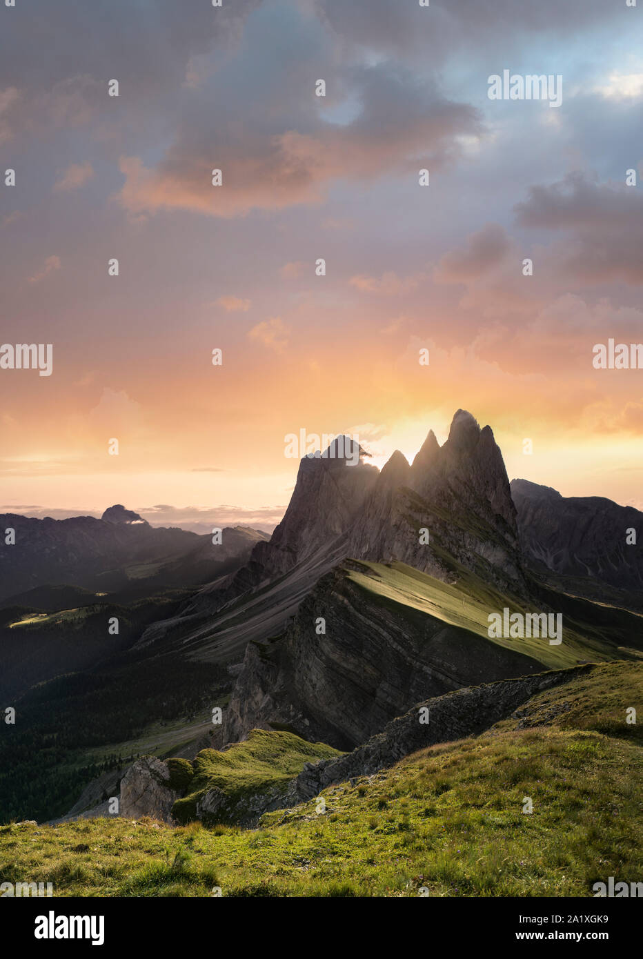 Più bel tramonto sul Seceda aspre montagne delle Dolomiti Foto Stock
