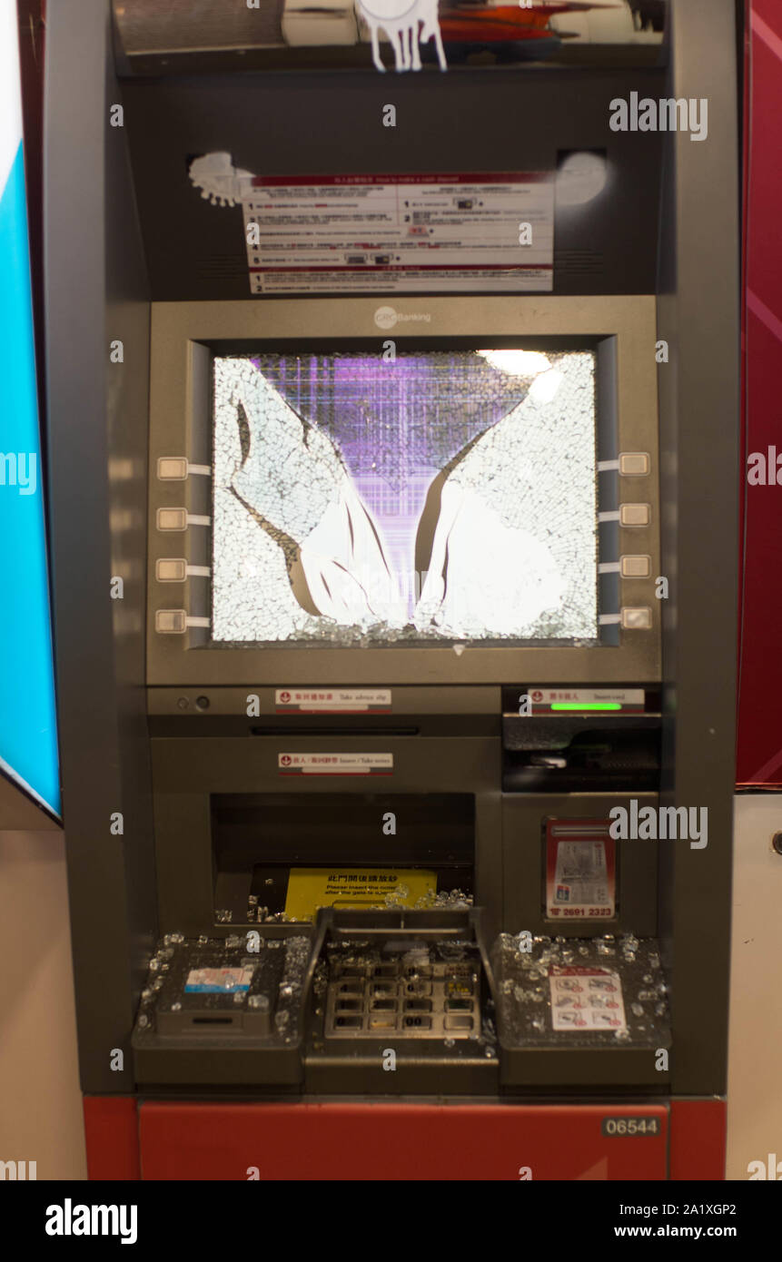 Hong Kong, 29 set 2019 - Atm della Banca di Cina è danneggiato dai rivoltosi di Hong Kong. Foto Stock