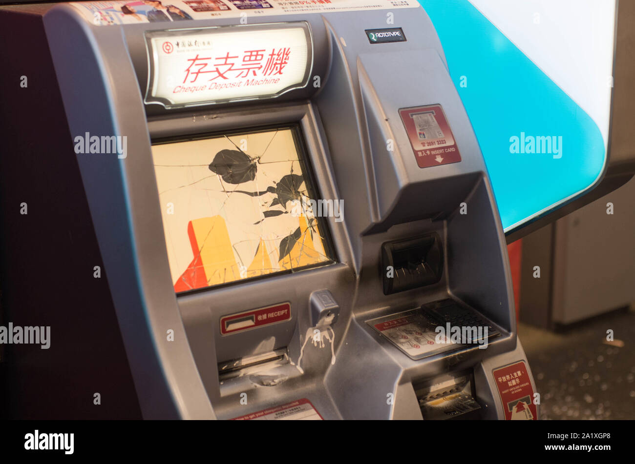 Hong Kong, 29 set 2019 - Atm della Banca di Cina è danneggiato dai rivoltosi di Hong Kong. Foto Stock