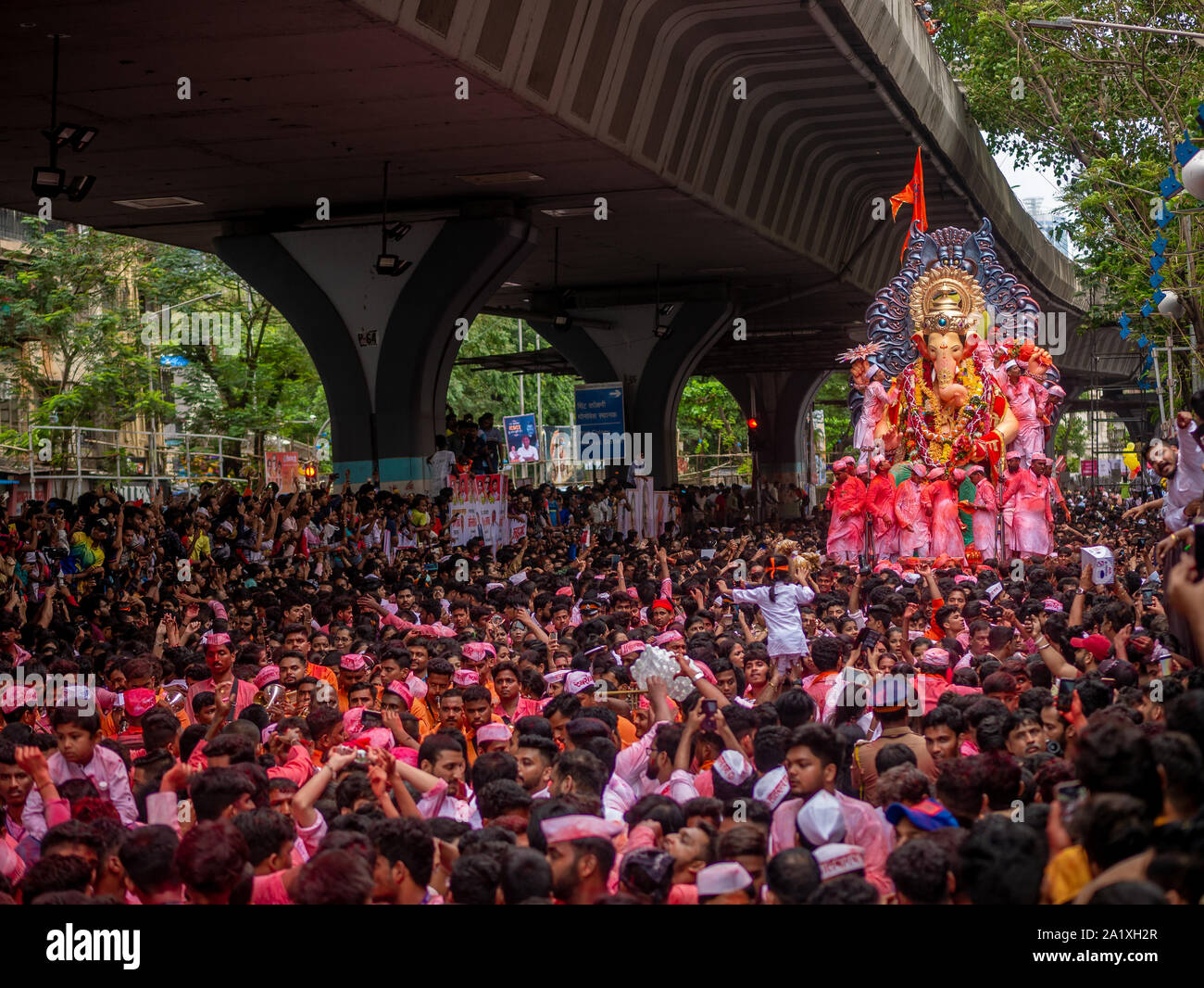 Mumbai, India - settembre 12,2019 : migliaia di devoti detto addio al Lalbaugcha Raja a Mumbai durante Ganesh Visarjan che segna la fine dei dieci Foto Stock