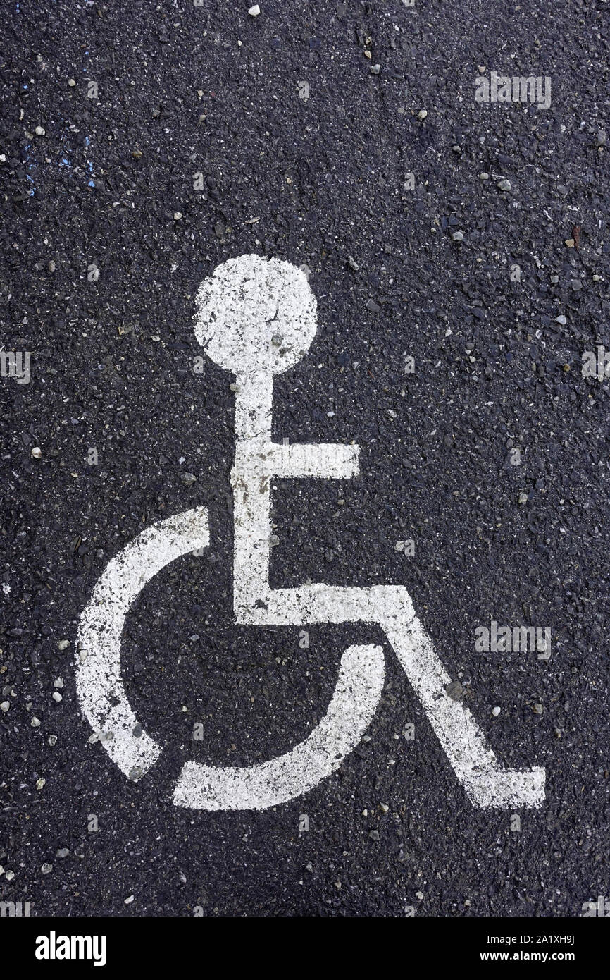 Place de parking réservée pour handicapés. Foto Stock