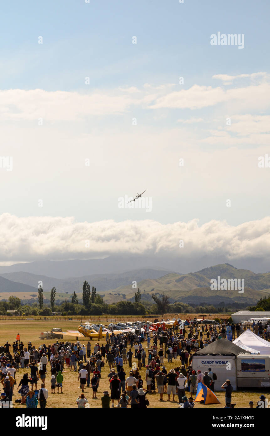 Folla Airshow a Wings Over Wairarapa air show presso l'aerodromo di cofano, Masterton, Wairarapa, Nuova Zelanda. Campagne e colline, di persone e di aeromobili Foto Stock