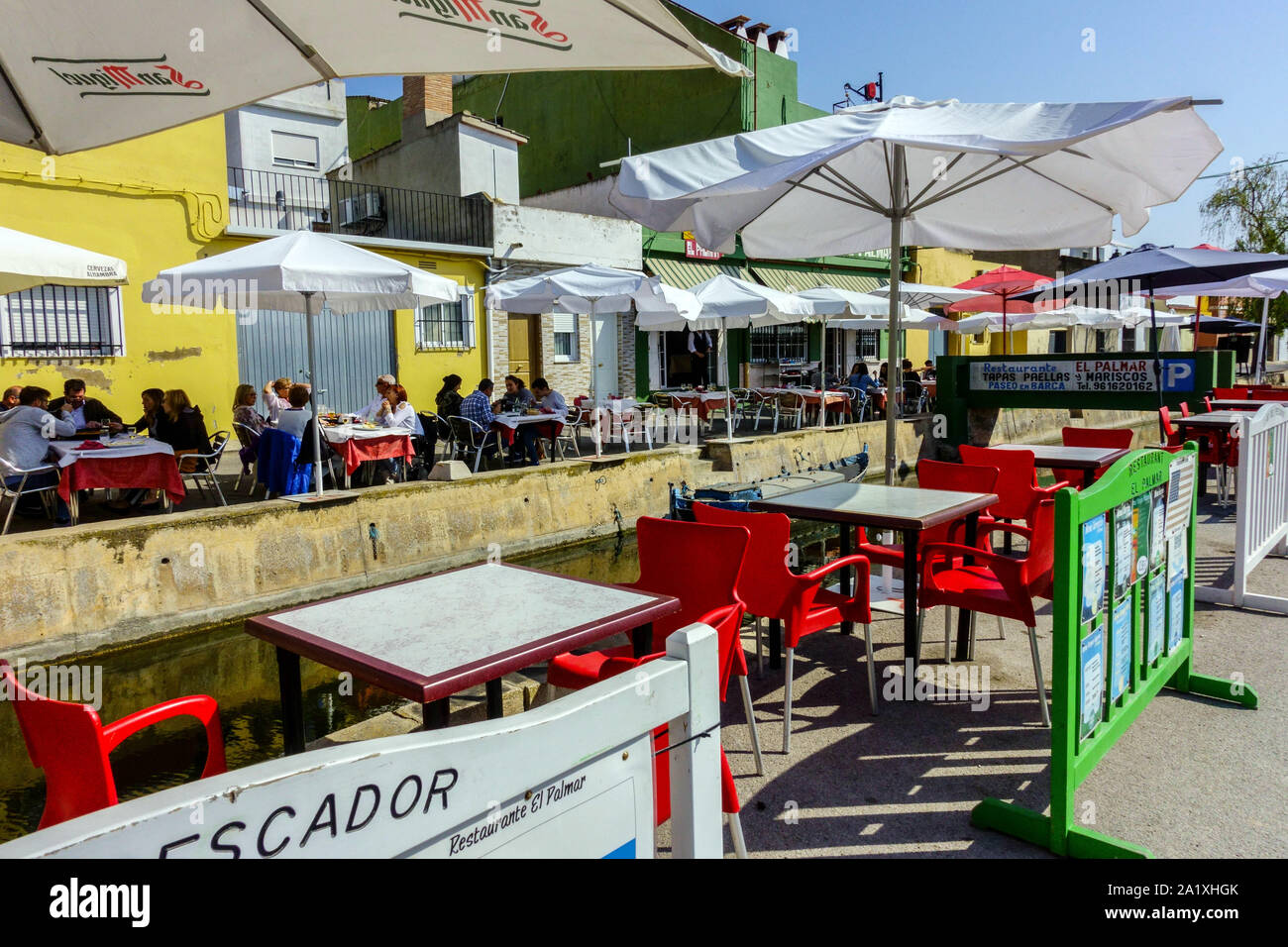 Spagna Valencia, le persone vengono a mangiare in molti ristoranti e tapas bar a canale di acqua nel meraviglioso piccolo villaggio di El Palmar, Albufera Parco naturale Foto Stock