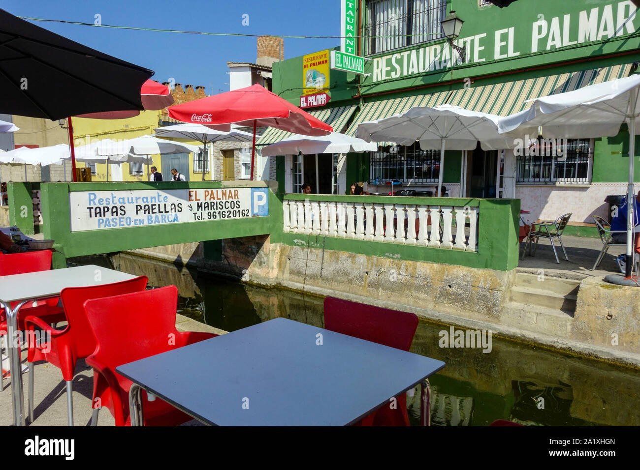 Spagna Valencia, le persone vengono a mangiare in molti ristoranti e tapas bar a canale di acqua nel meraviglioso piccolo villaggio di El Palmar, Albufera Parco naturale Foto Stock