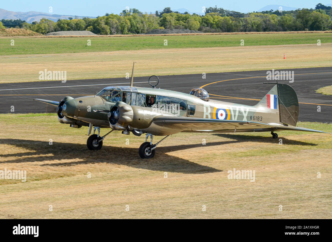 Avro Anson piano ad ali sopra Wairarapa air show presso l'aerodromo di cofano, Masterton, Wairarapa, Nuova Zelanda. Seconda Guerra Mondiale aereo in rullaggio Foto Stock