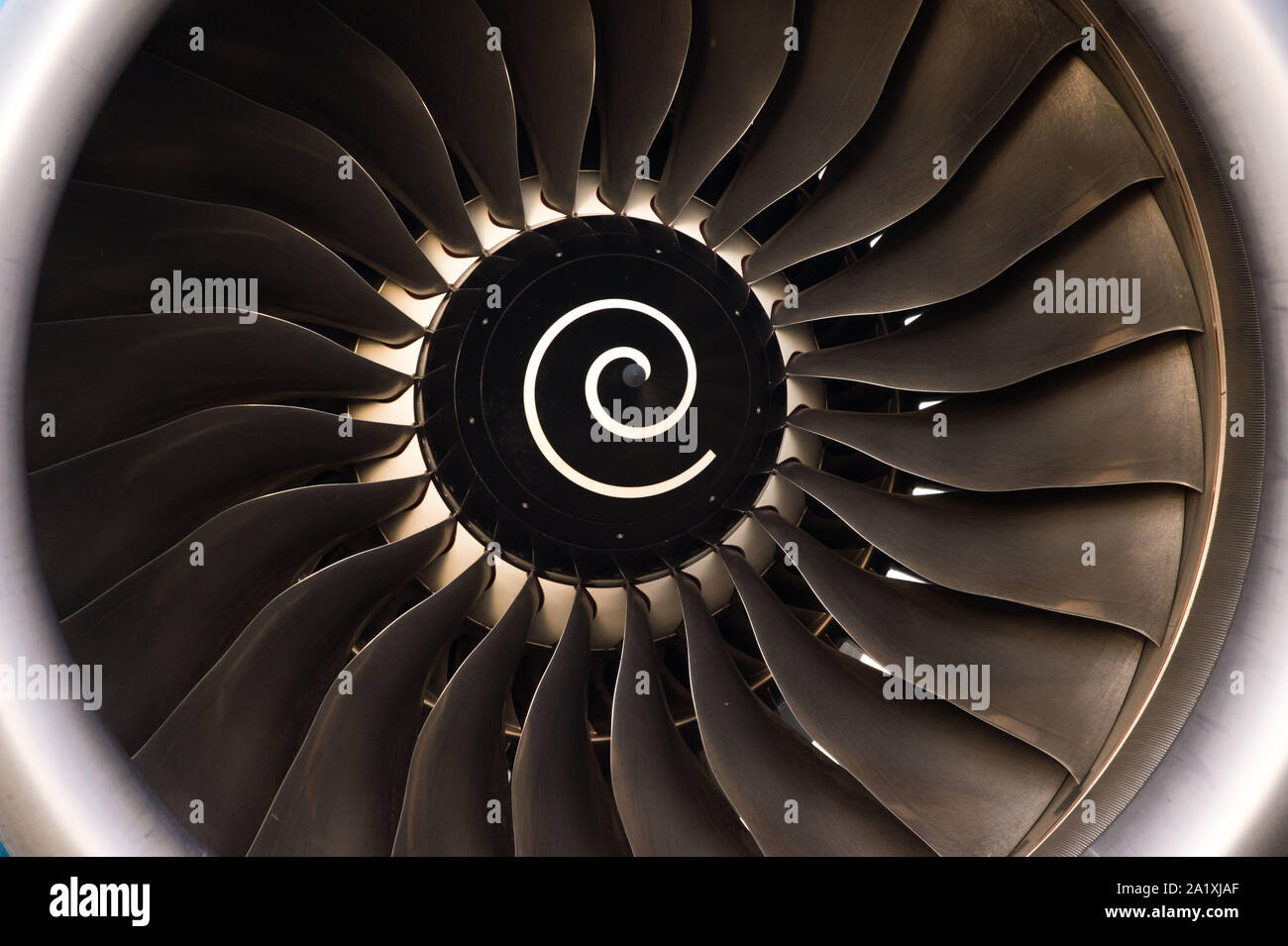 Glasgow, Regno Unito. Il 28 settembre 2019. Nella foto: Hi Fly Super Jumbo Airbus A380-800 visto su asfalto in attesa di rifornimento prima di andare a prelevare più passeggeri a filamento. In seguito la ricaduta immediata dal crollo di tour operator Thomas Cook, funzionamento sul Cervino è ancora in pieno svolgimento a Glasgow Airport. La messa a terra e sequestrato Thomas Cook aeromobili è stato spostato in una parte più tranquilla dell'aerodromo per rendere possibile la vasta flotta di corpo necessario per il funzionamento del Cervino. Colin Fisher/CDFIMAGES.COM Foto Stock