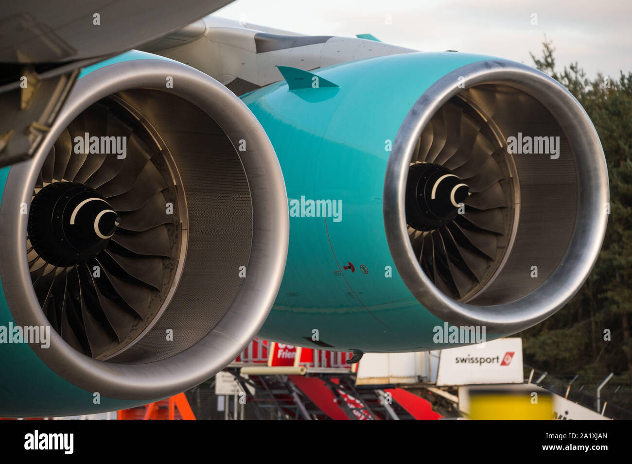 Glasgow, Regno Unito. Il 28 settembre 2019. Nella foto: Hi Fly Super Jumbo Airbus A380-800 visto su asfalto in attesa di rifornimento prima di andare a prelevare più passeggeri a filamento. In seguito la ricaduta immediata dal crollo di tour operator Thomas Cook, funzionamento sul Cervino è ancora in pieno svolgimento a Glasgow Airport. La messa a terra e sequestrato Thomas Cook aeromobili è stato spostato in una parte più tranquilla dell'aerodromo per rendere possibile la vasta flotta di corpo necessario per il funzionamento del Cervino. Colin Fisher/CDFIMAGES.COM Foto Stock