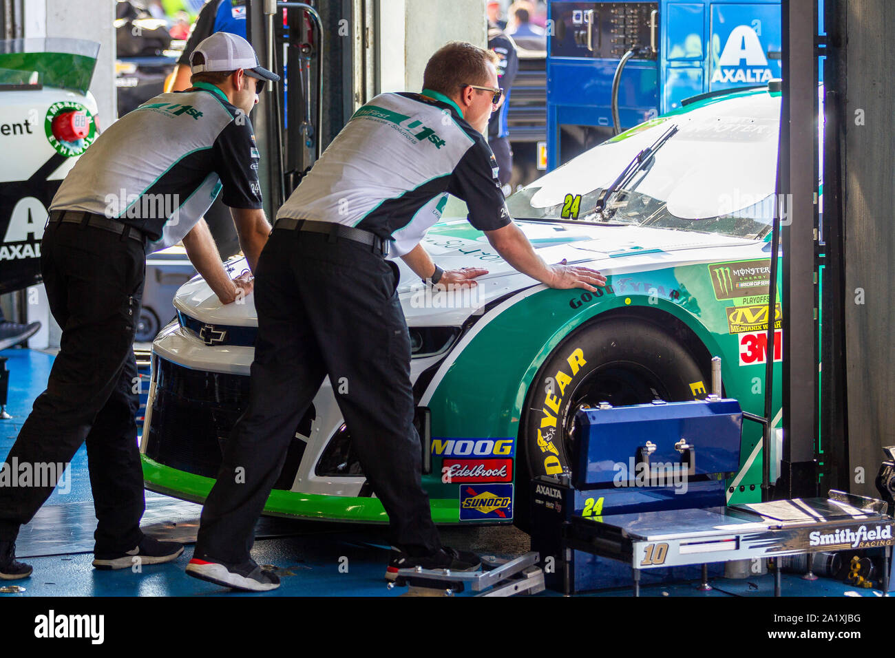 Charlotte, NC, Stati Uniti d'America. 29Sep, 2019. Il Unifirst equipaggio spinge il 24 del conducente William Byron (24) per le ispezioni prima della Bank of America Roval 400 a Charlotte Motor Speedway di Charlotte, NC. (Scott Kinser/Cal Sport Media) Credito: csm/Alamy Live News Foto Stock