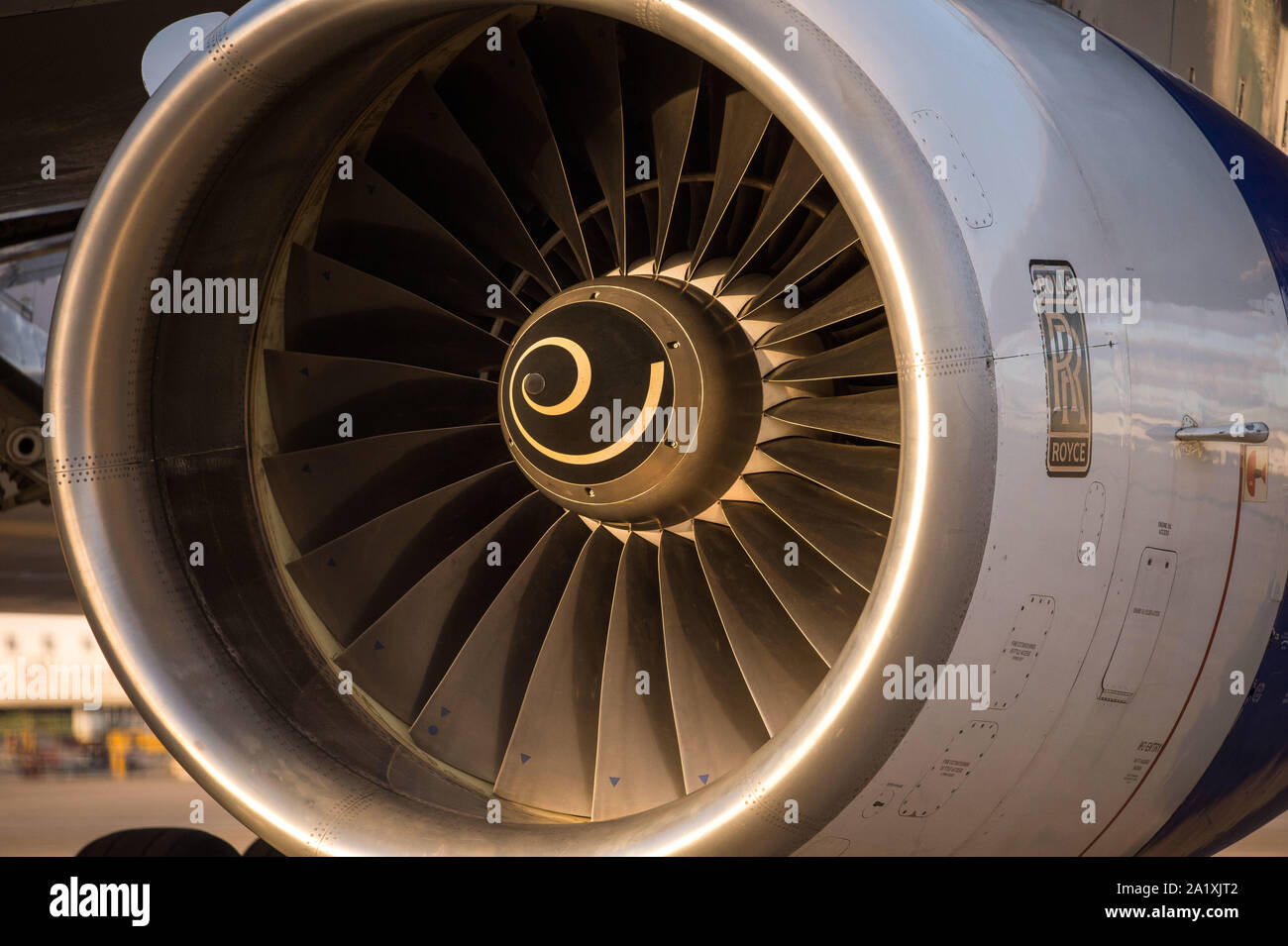 Glasgow, Regno Unito. Il 28 settembre 2019. Nella foto: l'equipaggio di volo visto su asfalto dopo lo sbarco loro Eastern Boeing 767-300 subito dopo lo sbarco. In seguito la ricaduta immediata dal crollo di tour operator Thomas Cook, funzionamento sul Cervino è ancora in pieno svolgimento a Glasgow Airport. La messa a terra e sequestrato Thomas Cook aeromobili è stato spostato in una parte più tranquilla dell'aerodromo per rendere possibile la vasta flotta di corpo necessario per il funzionamento del Cervino. Colin Fisher/CDFIMAGES.COM Foto Stock