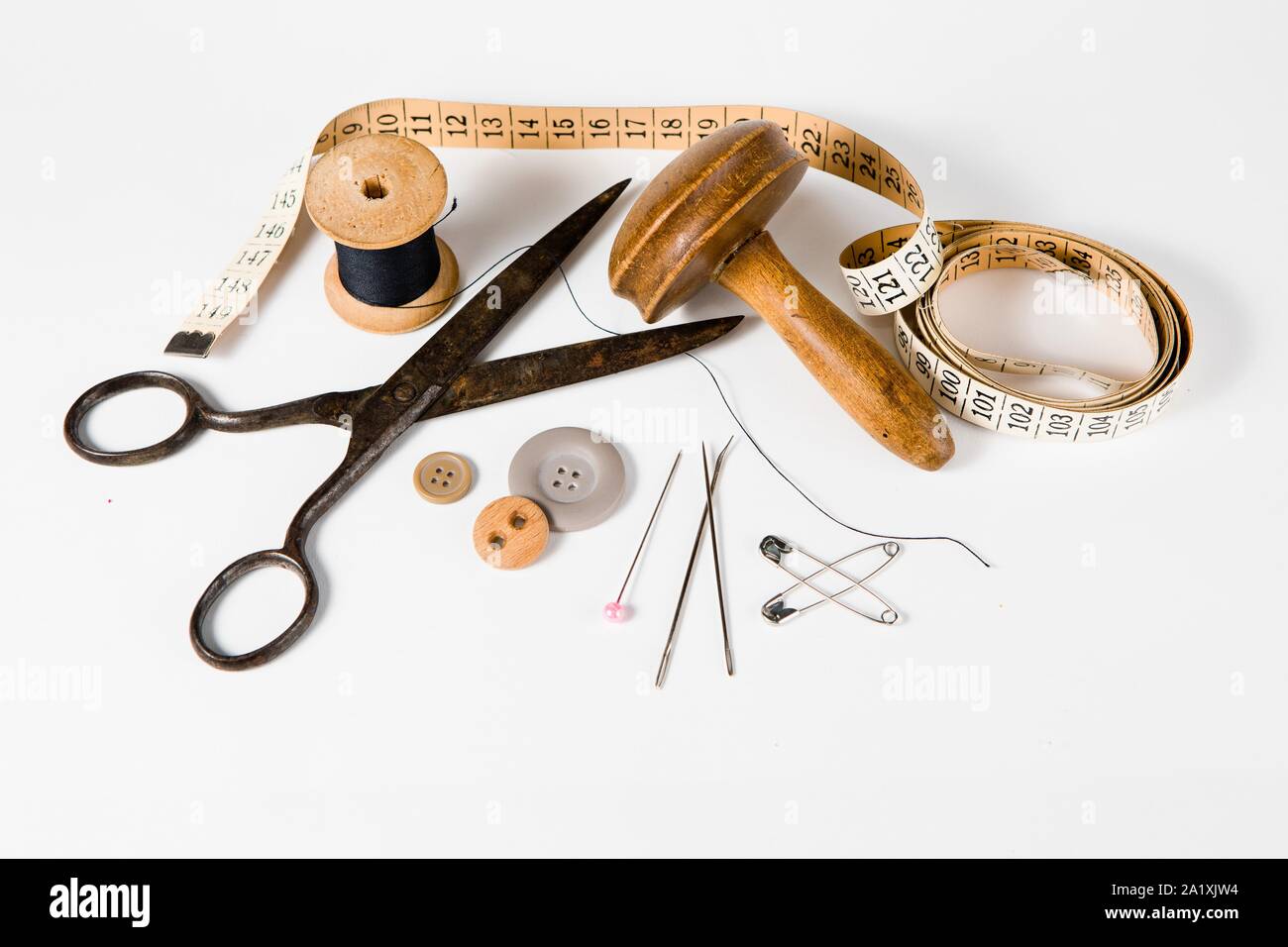 Adattare sempre la vita insieme, strumenti vintage per fatti a mano sartoria personalizzata industria. Su sfondo bianco. Foto Stock
