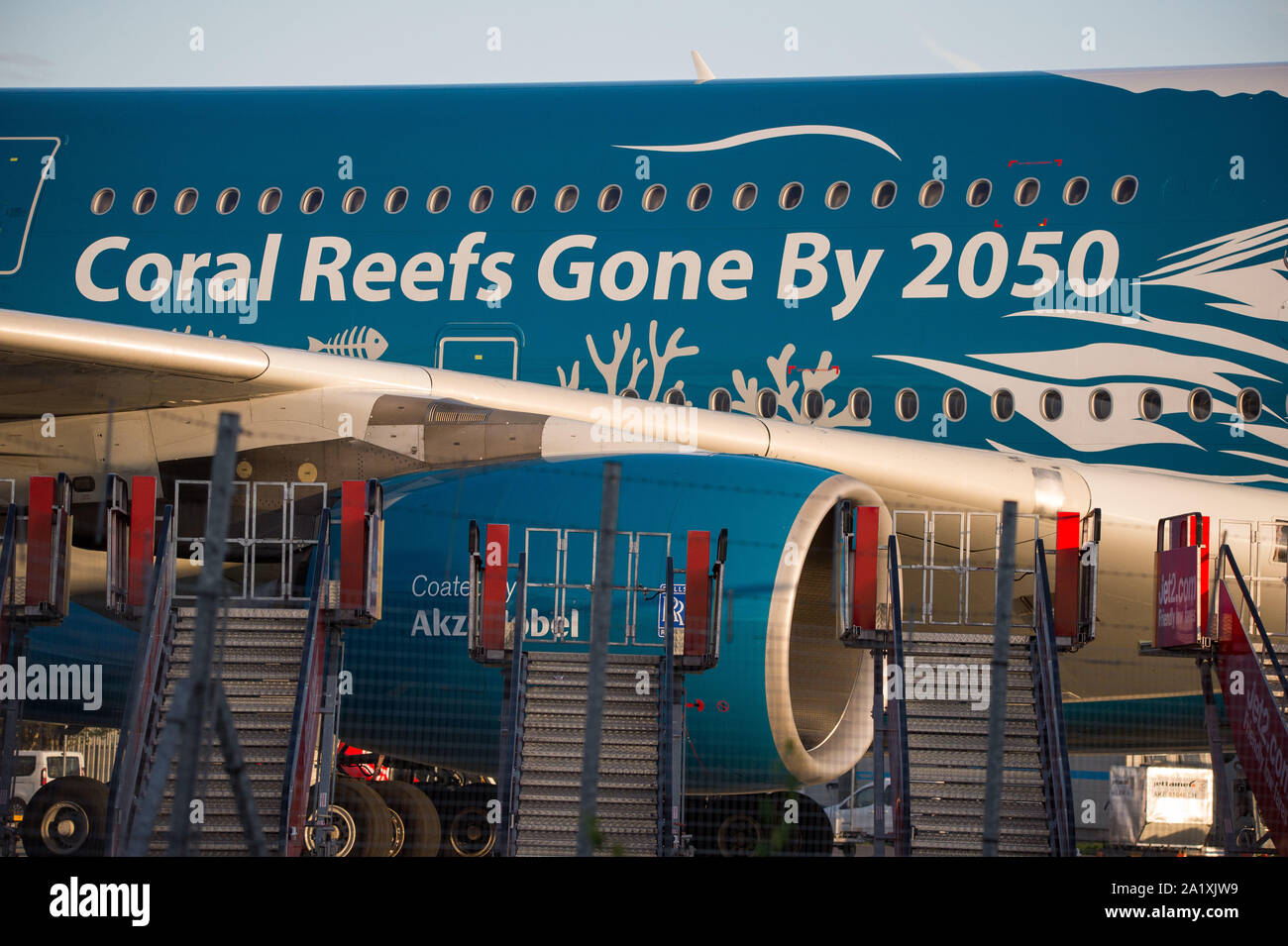 Glasgow, Regno Unito. Il 28 settembre 2019. Nella foto: Hi Fly Super Jumbo Airbus A380-800 visto su asfalto in attesa di rifornimento prima di andare a prelevare più passeggeri a filamento. In seguito la ricaduta immediata dal crollo di tour operator Thomas Cook, funzionamento sul Cervino è ancora in pieno svolgimento a Glasgow Airport. La messa a terra e sequestrato Thomas Cook aeromobili è stato spostato in una parte più tranquilla dell'aerodromo per rendere possibile la vasta flotta di corpo necessario per il funzionamento del Cervino. Colin Fisher/CDFIMAGES.COM Foto Stock