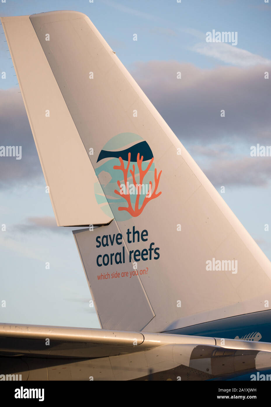 Glasgow, Regno Unito. Il 28 settembre 2019. Nella foto: Hi Fly Super Jumbo Airbus A380-800 visto su asfalto in attesa di rifornimento prima di andare a prelevare più passeggeri a filamento. In seguito la ricaduta immediata dal crollo di tour operator Thomas Cook, funzionamento sul Cervino è ancora in pieno svolgimento a Glasgow Airport. La messa a terra e sequestrato Thomas Cook aeromobili è stato spostato in una parte più tranquilla dell'aerodromo per rendere possibile la vasta flotta di corpo necessario per il funzionamento del Cervino. Colin Fisher/CDFIMAGES.COM Foto Stock