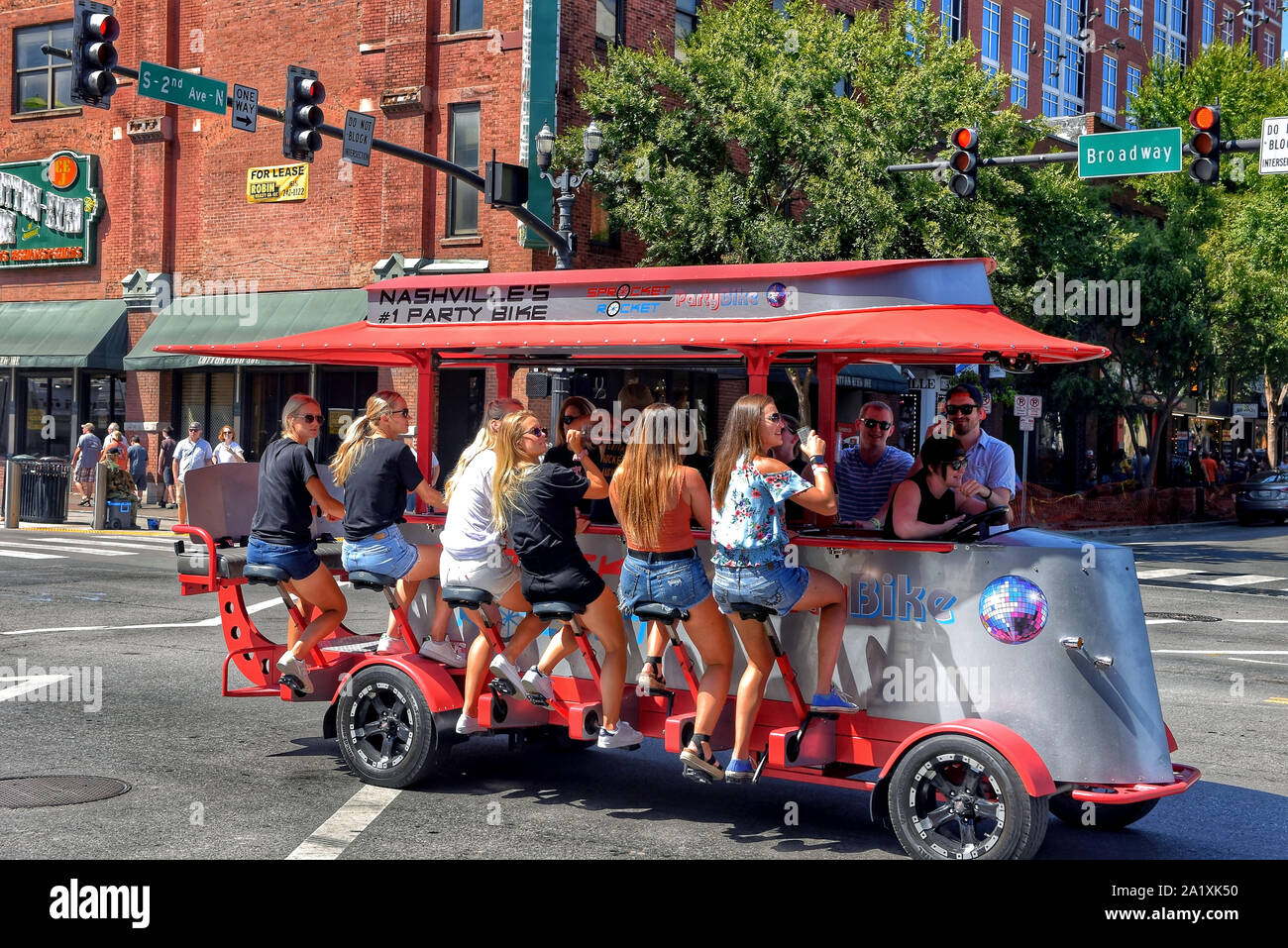 Nashville, TN, Stati Uniti d'America - 21 Settembre 2019: Revelers gustare bevande su di una ruota dentata Rocket bike pedale taverna sulla Broadway Street. Questi veicoli sono alimentati Foto Stock