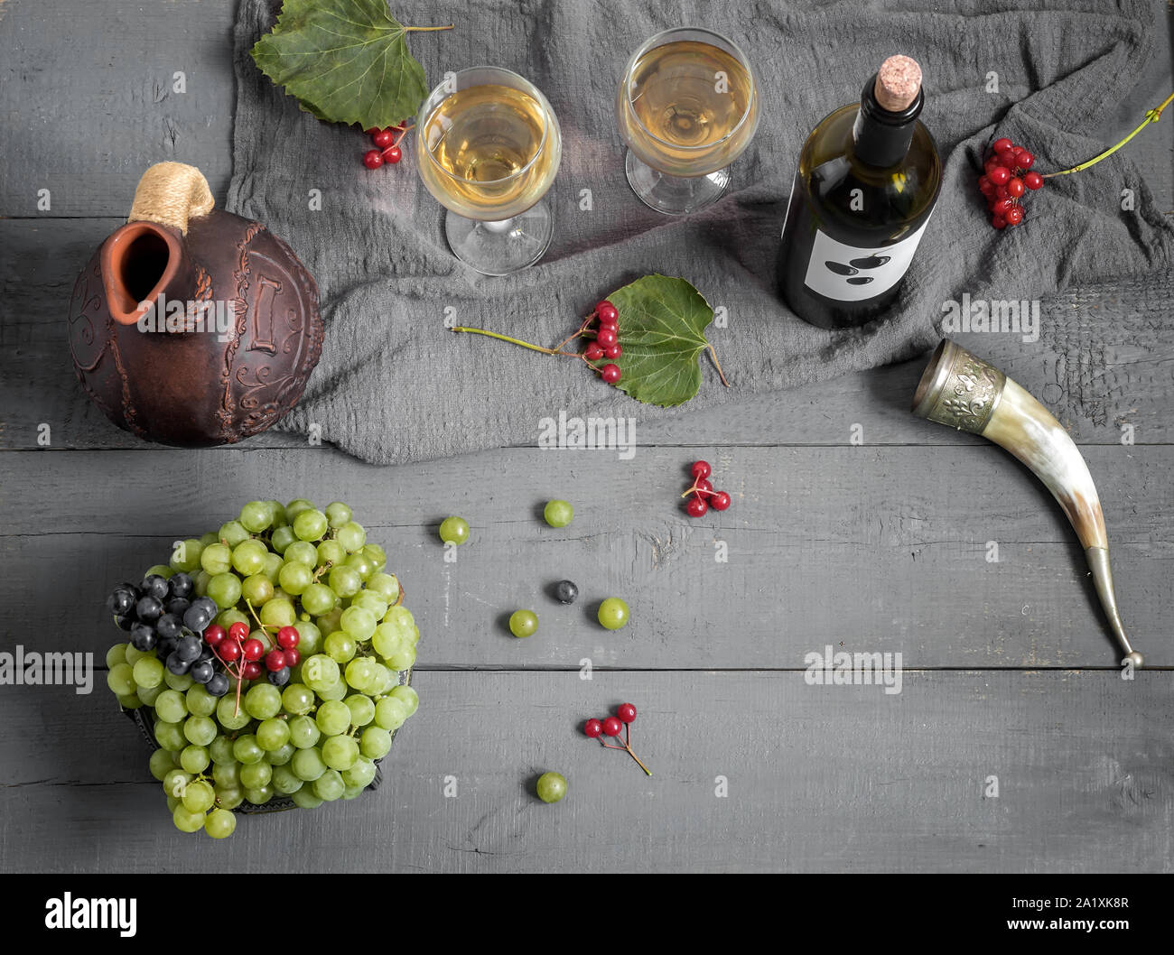 Una bottiglia di vino, uva e vino in caraffa e bicchieri. Foto Stock