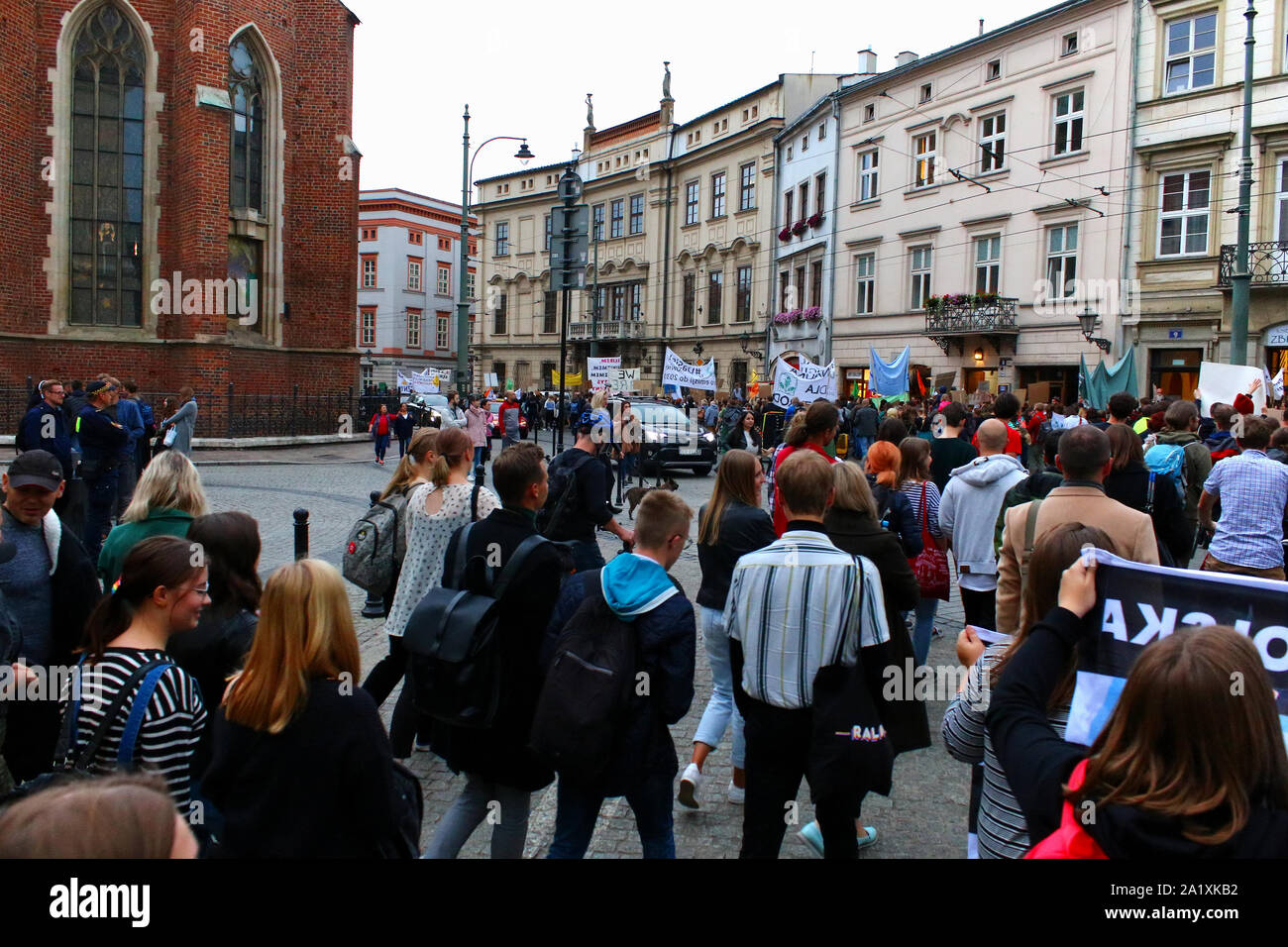 La Folla di poli marciò attraverso strade di Cracovia la città vecchia in una protesta organizzata come parte del clima globale sciopero, Cracovia il settembre 27th, 2019 in Foto Stock