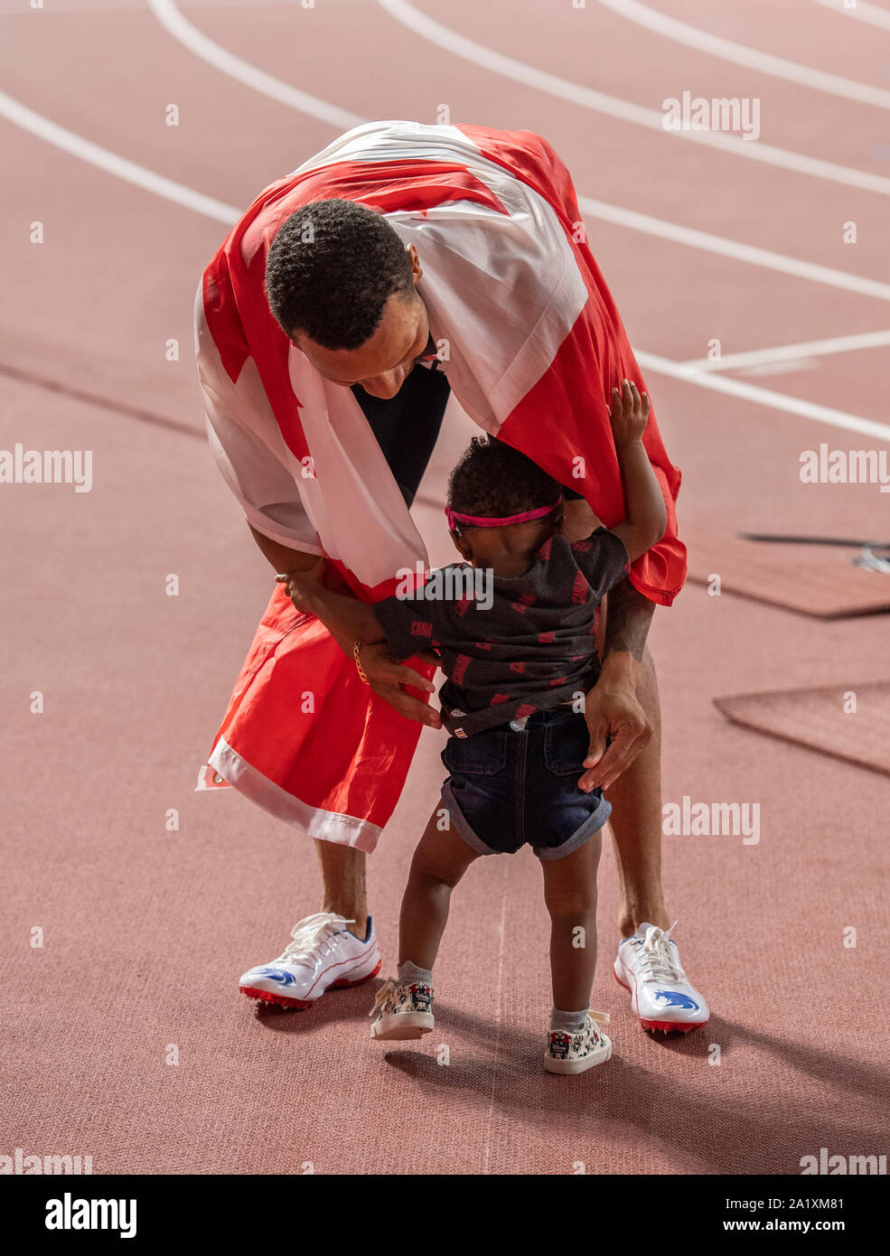 Andre De Grasse del Sud Africa con sua figlia "Wuri' dopo la concorrenza negli uomini 100m finale durante il giorno due del XVII IAAF mondiale di atletica Doha 2019 Al Khalifa International Stadium. Foto Stock