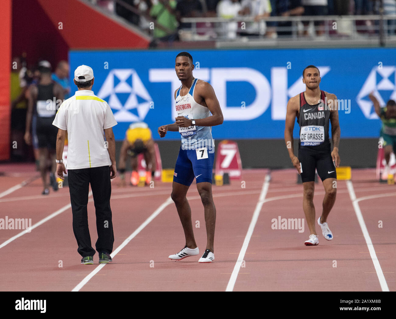 Zharnel Hughes della Gran Bretagna è pronta a competere in uomini 100m finale durante il giorno due del XVII IAAF mondiale di atletica Doha 2019 Al Khalifa International Stadium. Foto Stock